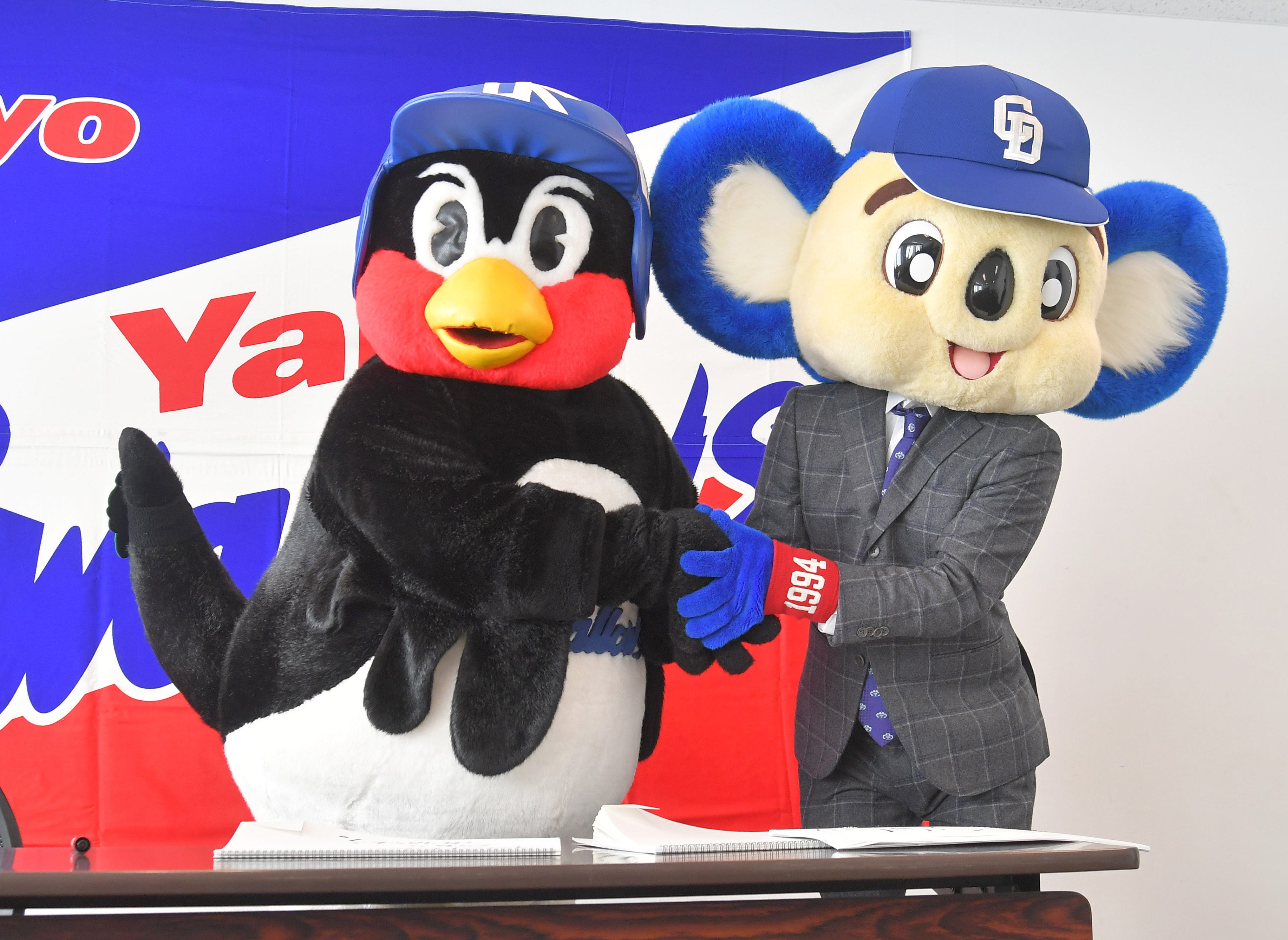 FAつば九郎が残留宣言 スーツ姿のドアラ同席 - 産経ニュース