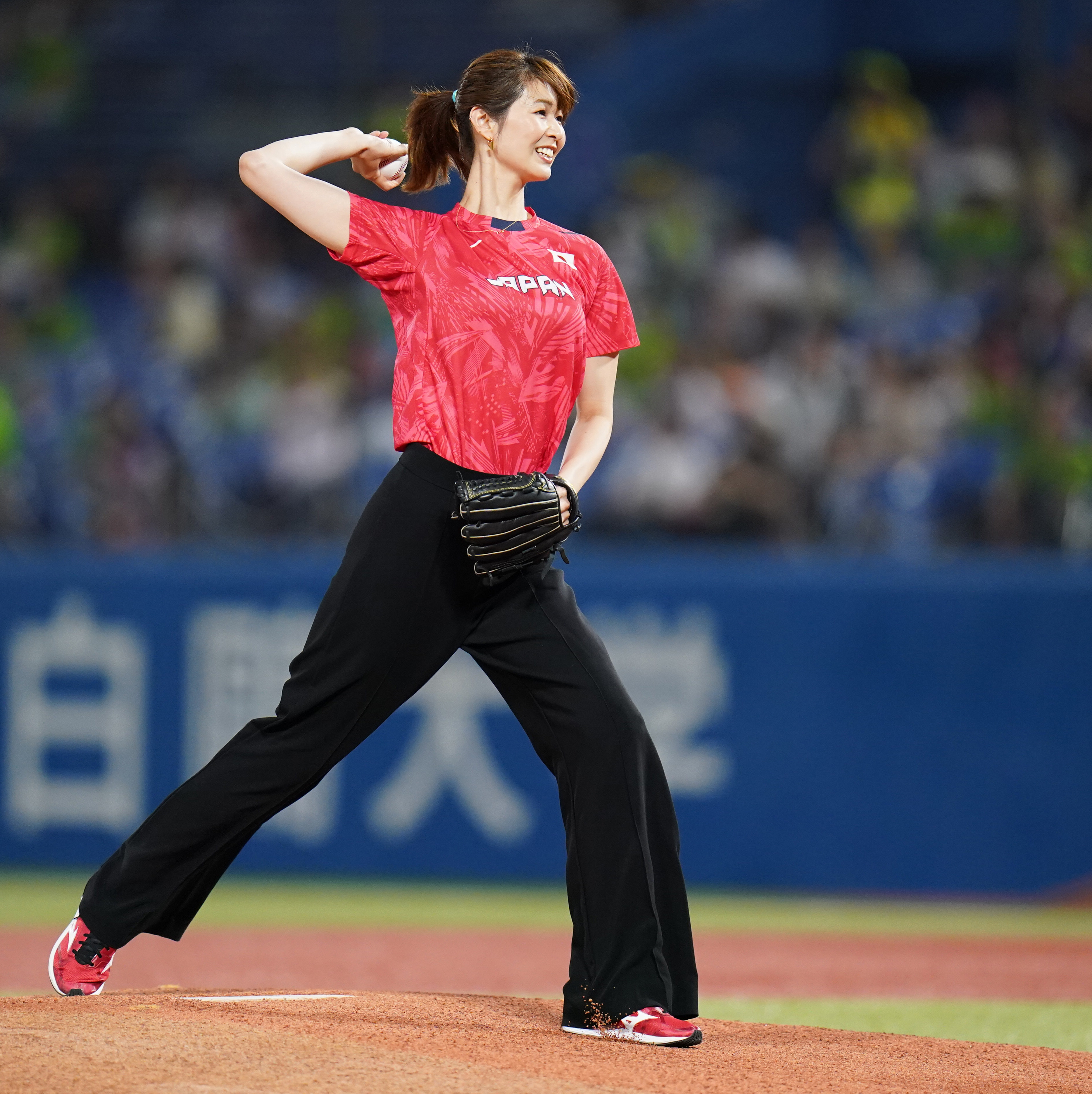 フォト】木村沙織さんが始球式 バレーW杯を前に「バボちゃん」も登場