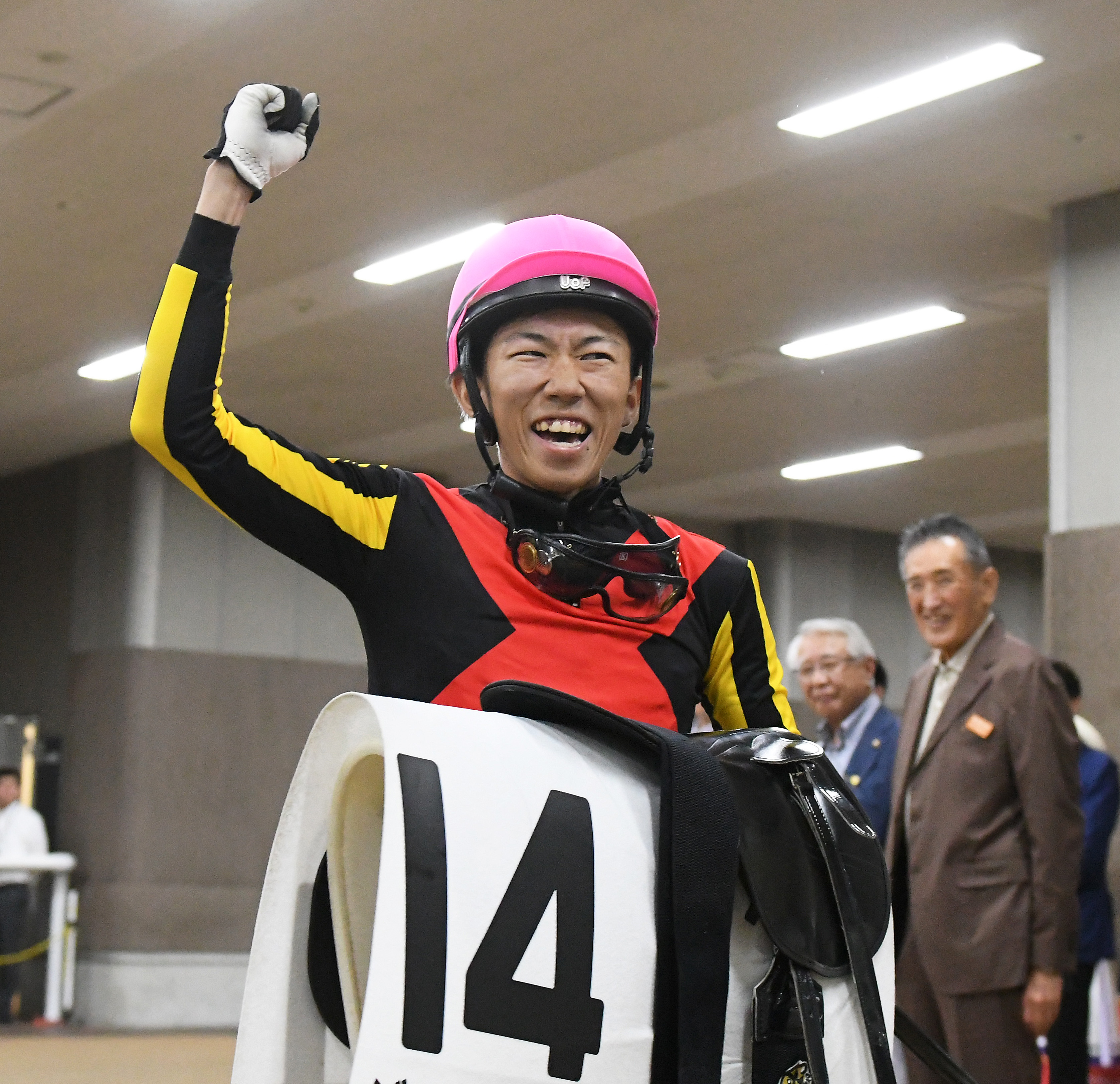 デビュー4年目の鷲頭虎太騎手が障害戦初勝利「馬が僕のことをリードし