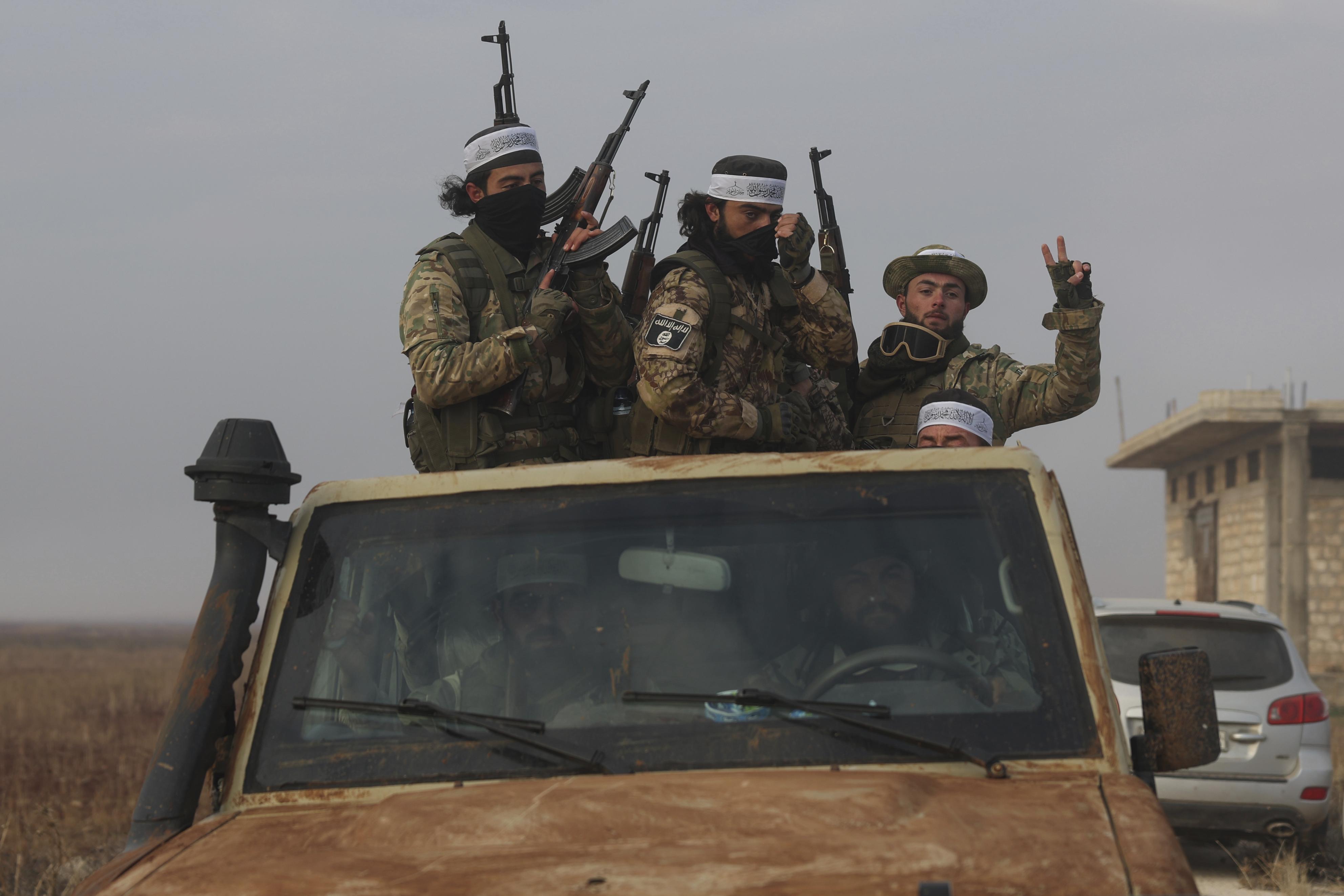 シリアのアサド政権崩壊 アサド氏は空路首都離れる 父の代から50