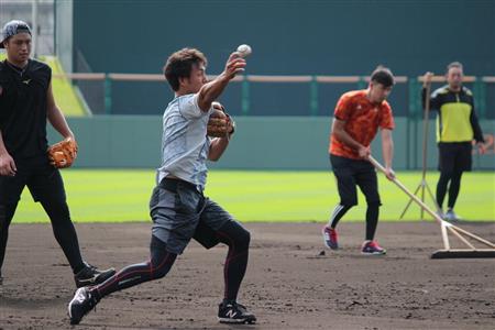 巨人 吉川大 沖縄で自主トレ公開 基本重視の稼頭央イズム伝道師に サンスポ