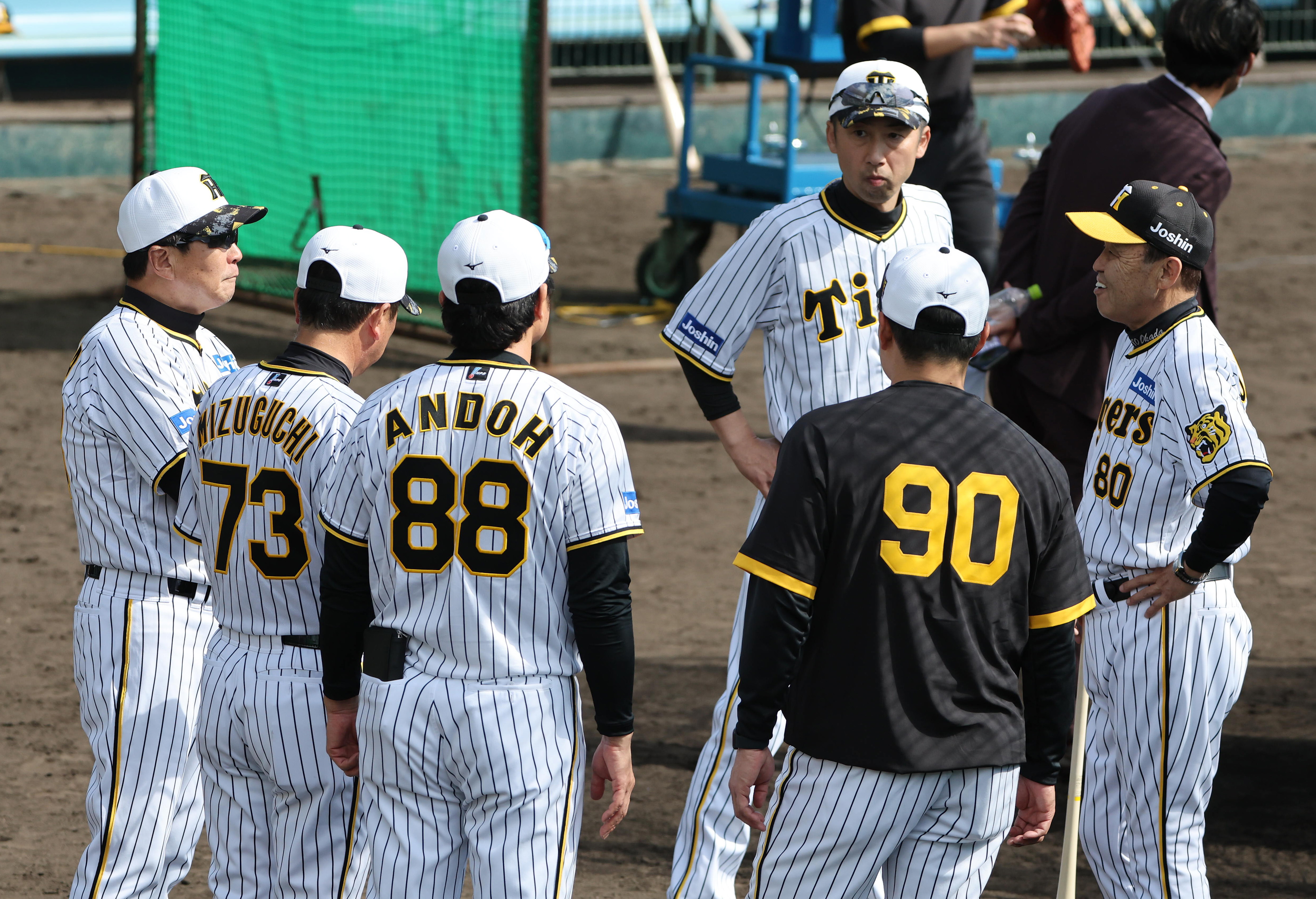 コーチ陣に苦言、選手にはフォロー 「アレ」を目指す阪神・岡田監督の
