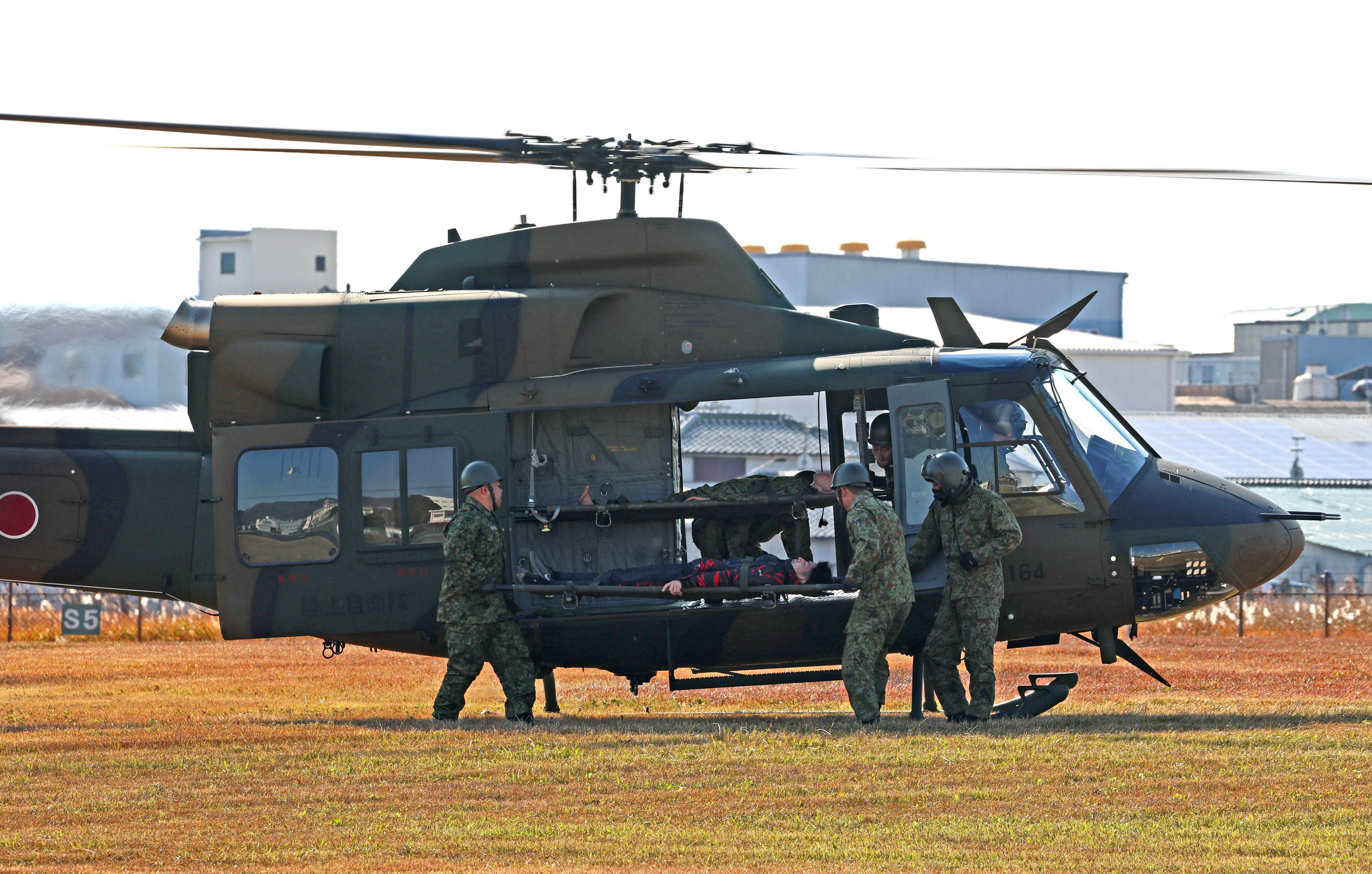 エアーフェスタYAO」陸自ヘリが編隊飛行、災害対処訓練を披露 陸上