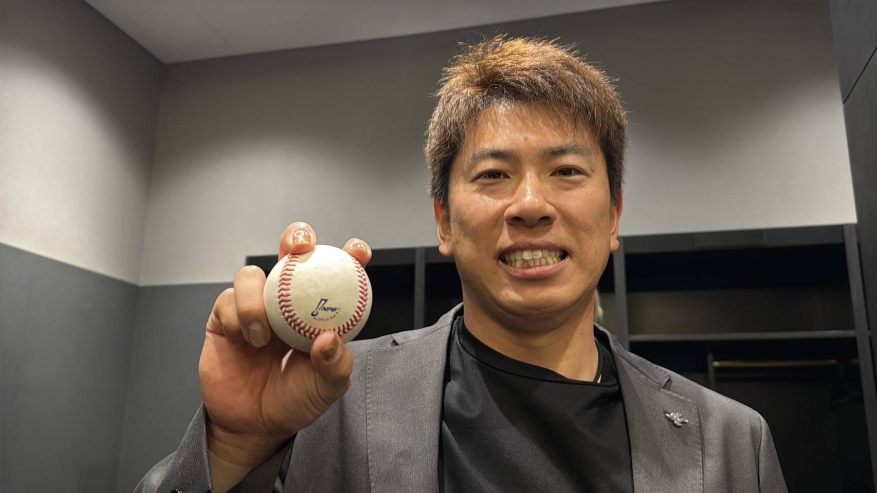 角中勝也選手の投げ込みサインボールです 千葉ロッテマリーンズ #61 角中勝也 投げ入れ サインボール