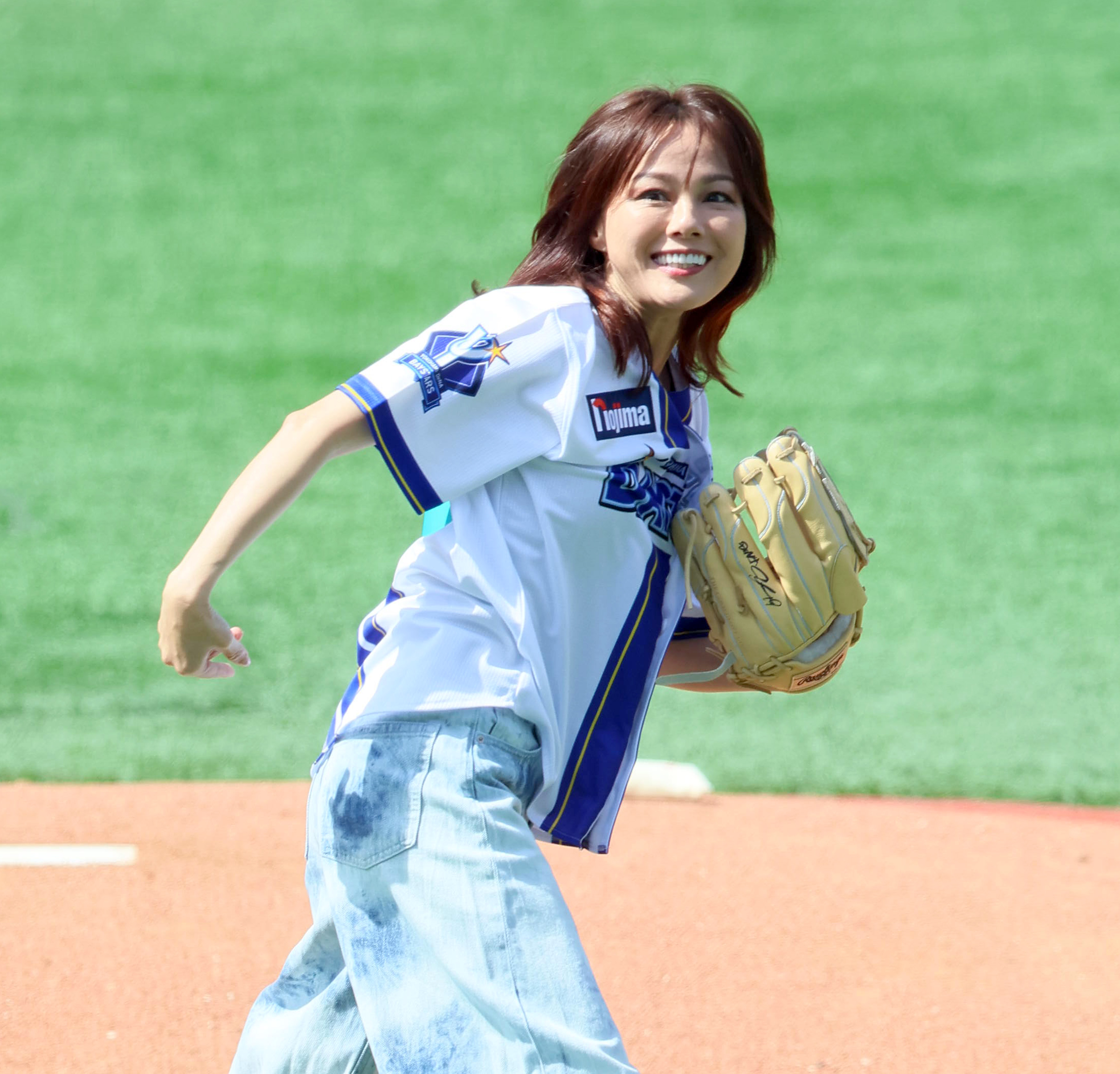 DeNA「ハイセンス 大画面テレビ DAY」で相川七瀬が始球式 3度目の正直