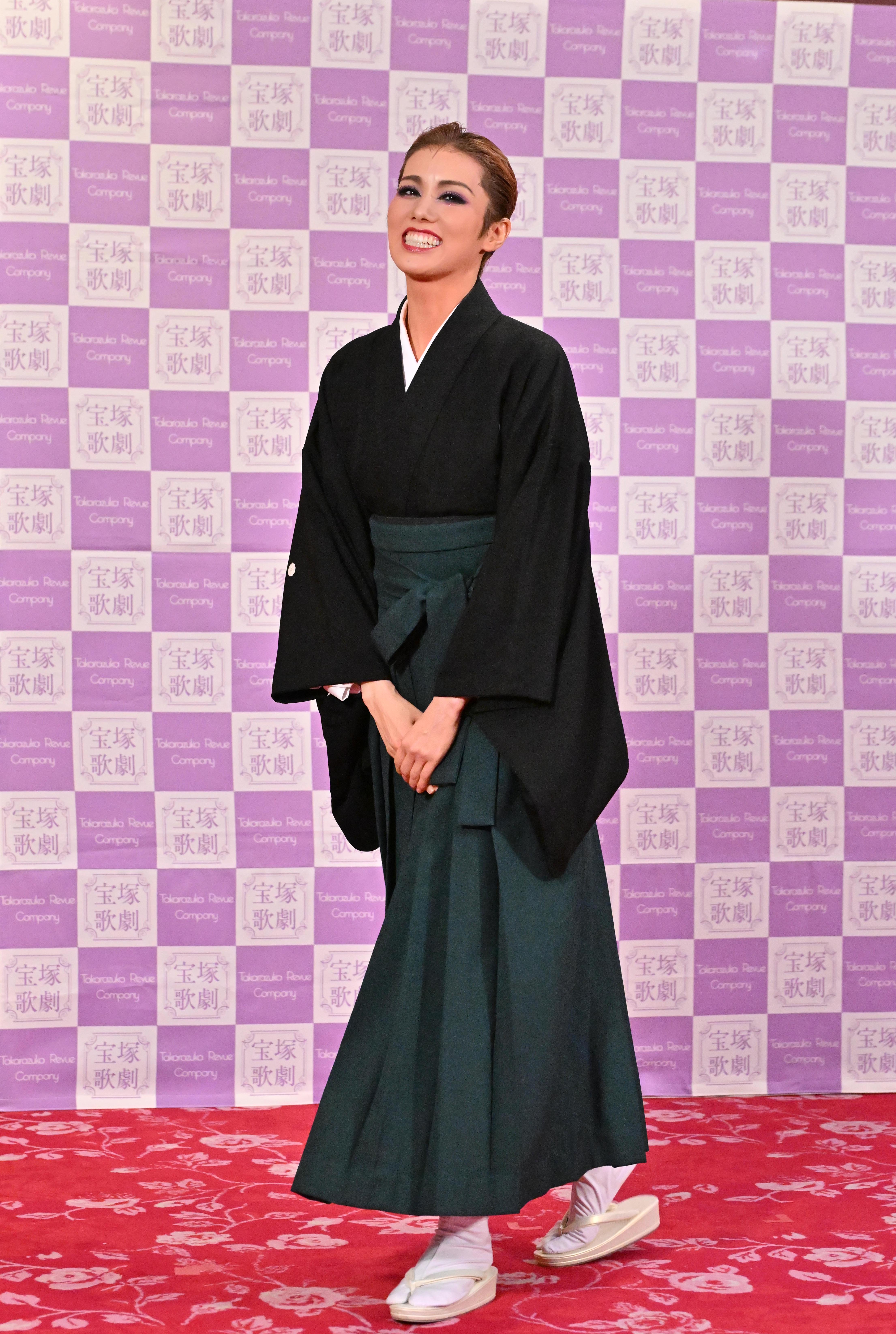 宝塚雪組トップの彩風咲奈「宝塚も男役も、私のすべて」 サヨナラ会見一問一答 - 産経ニュース