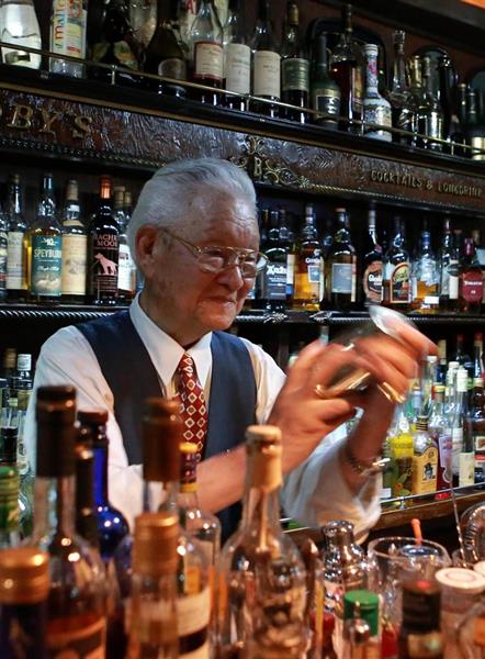曽根崎でバーを営み半世紀 86歳のバーテンダー、歴史に幕 （1/2