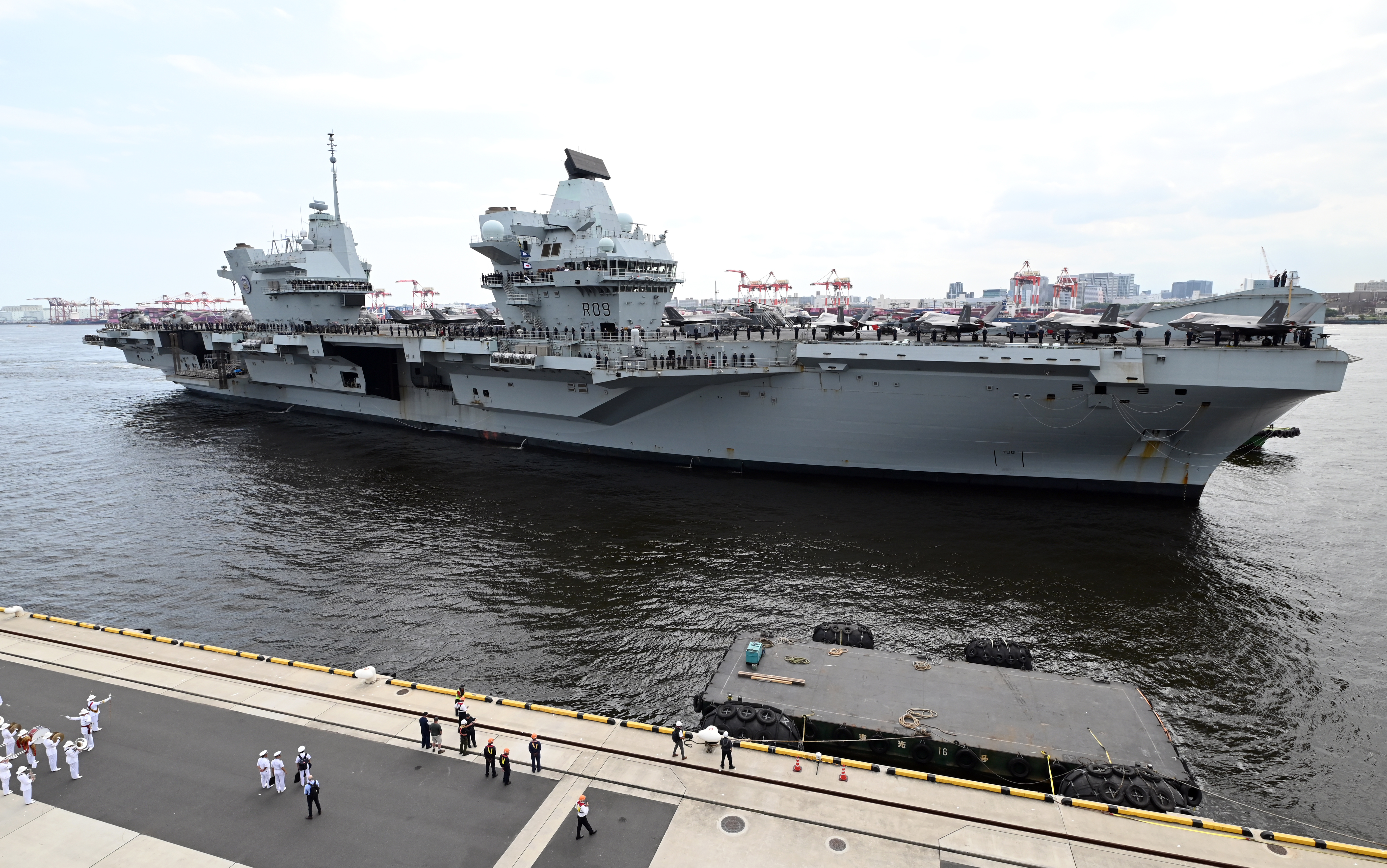 イギリス海軍　プリンス•オブ•ウェールズ　米沿岸警備隊　チャレンジ 4K] イギリス海軍 空母「プリンス・オブ・ウェールズ」横須賀に