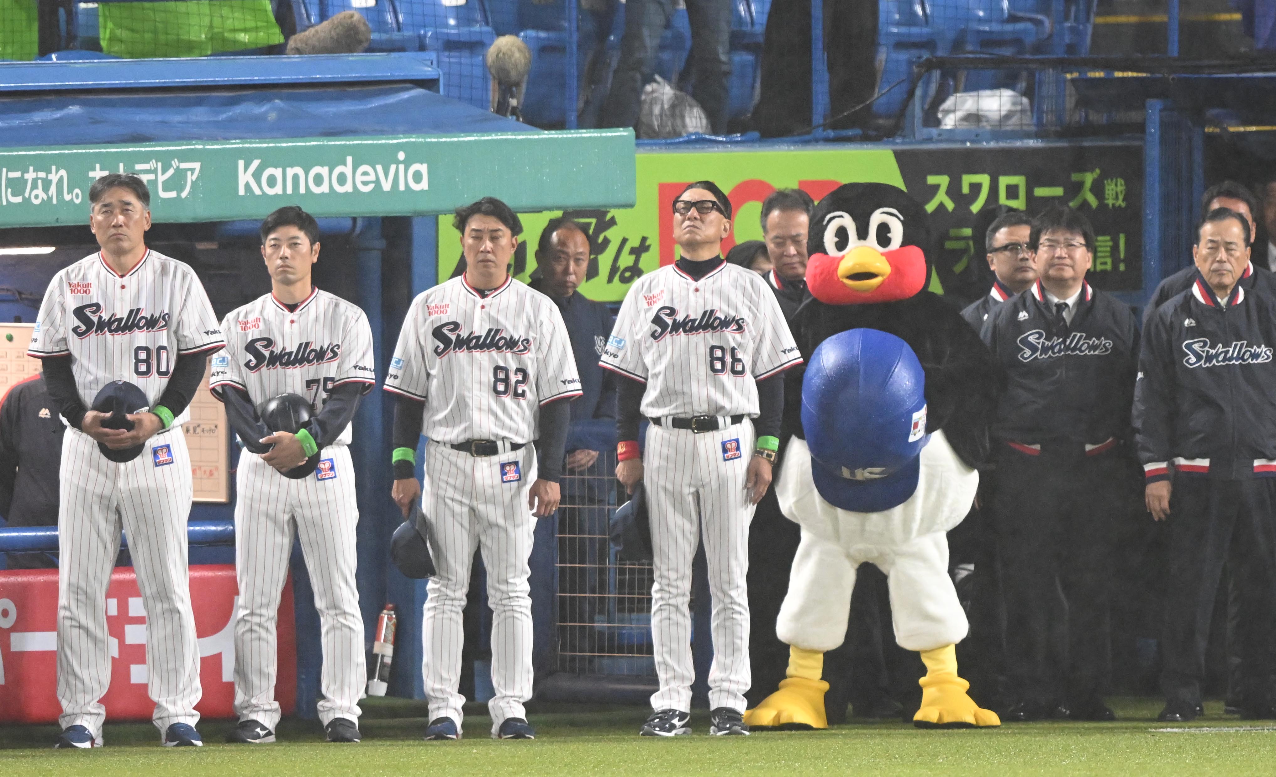ヤクルト「つば九郎」が本拠地開幕戦で活動再開 選手たちと抱擁