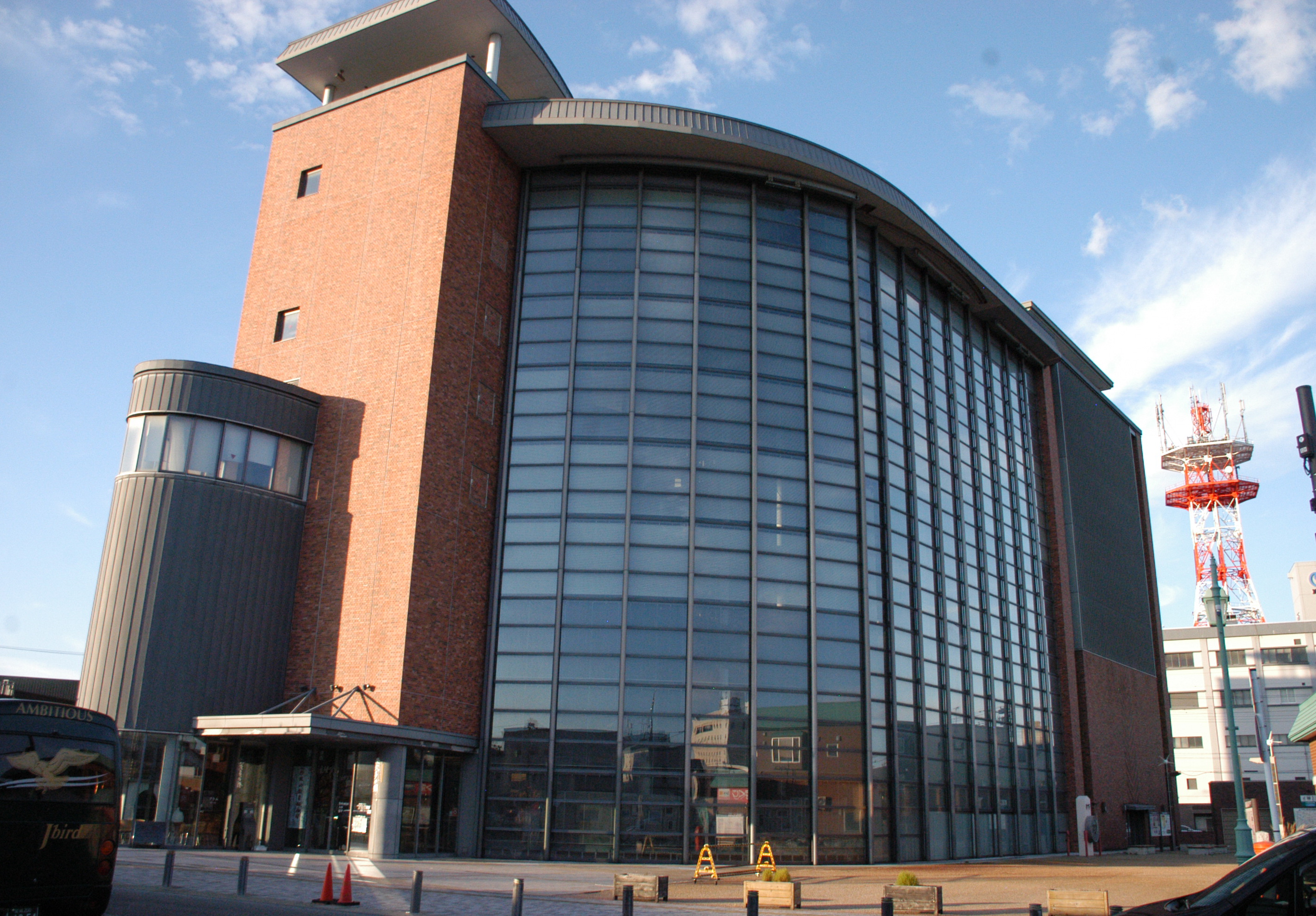 迫力満点 極彩色の巨大人形 青森・五所川原「立佞武多の館」 味・旅