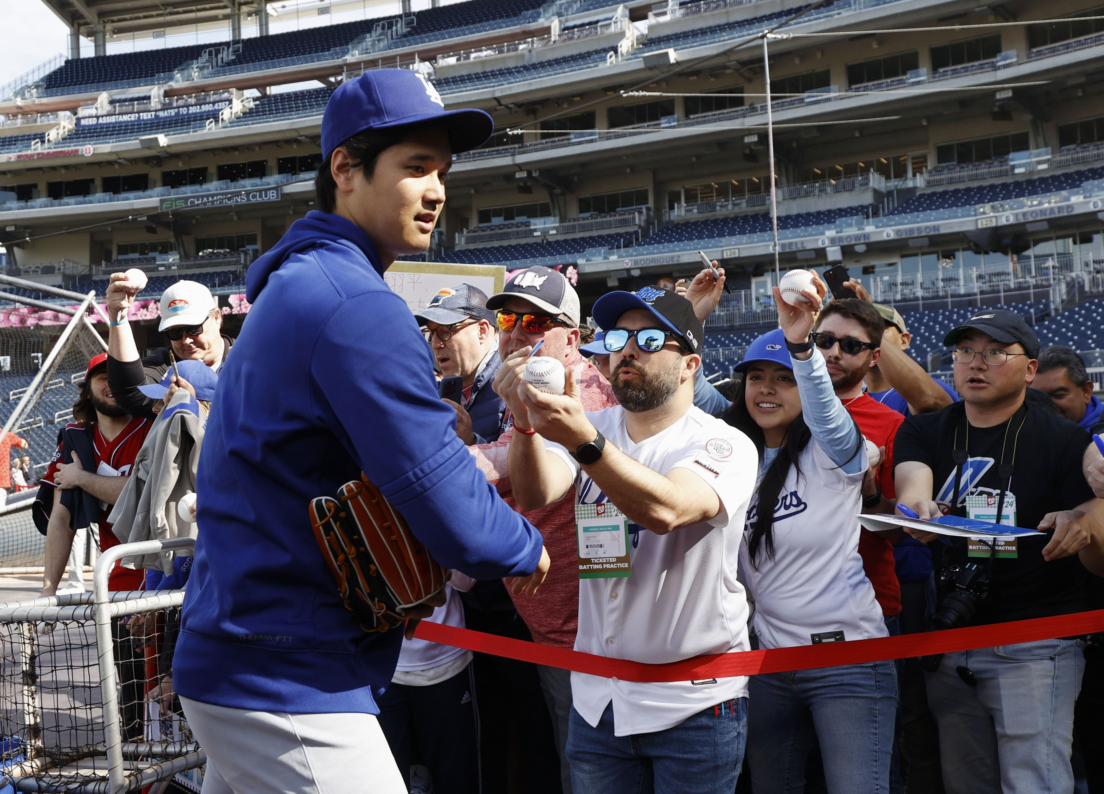 MLB】ナショナルズ－ドジャースで世界的シェフ・松久信幸さんが始球