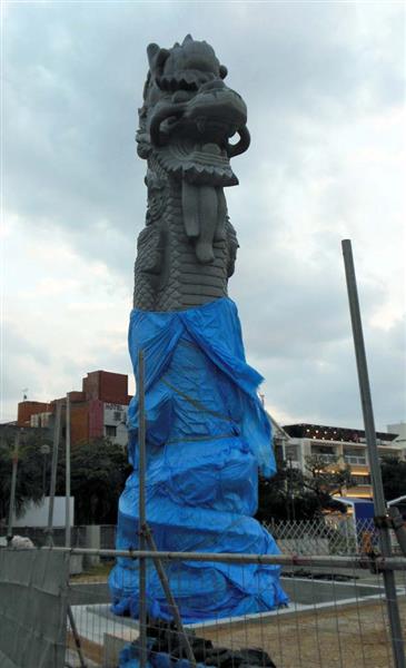 姿を現した2体の龍柱 那覇で設置工事完了 「翁長市政」で推進 中国