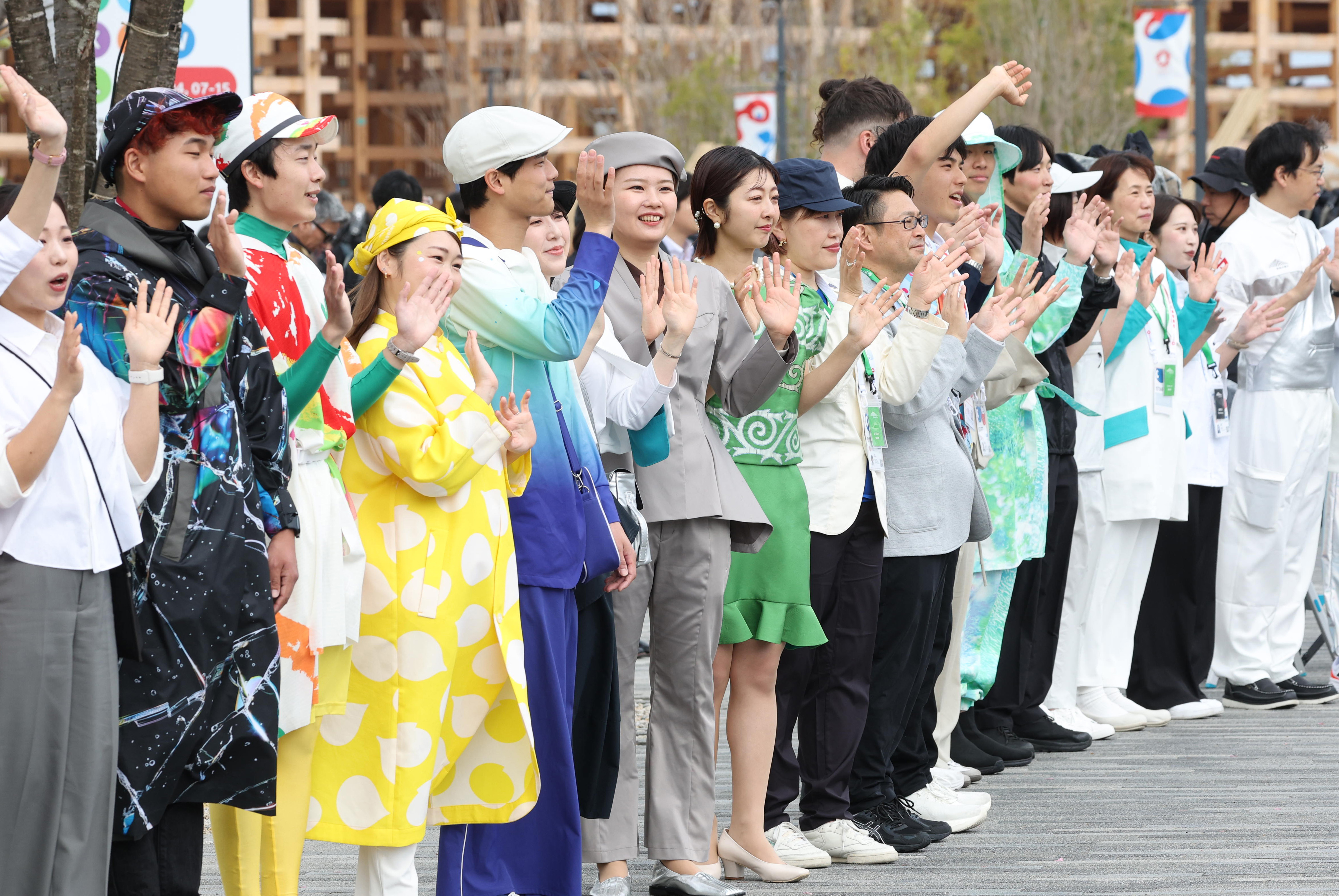 万博会場でスタッフと「記念撮影」すき見て体すり寄せ… パビリオンで