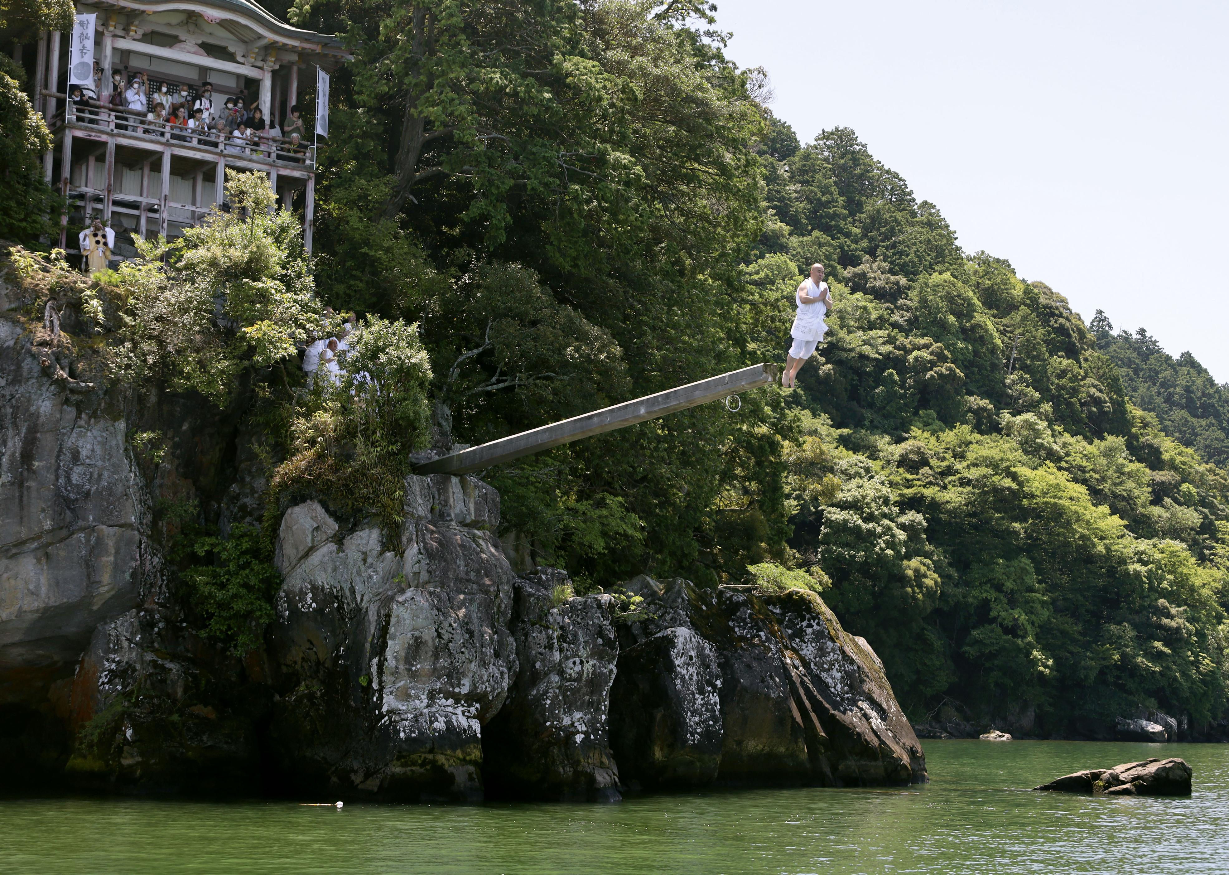 僧侶が琵琶湖で「棹飛び」 滋賀・近江八幡の伊崎寺 - 産経ニュース