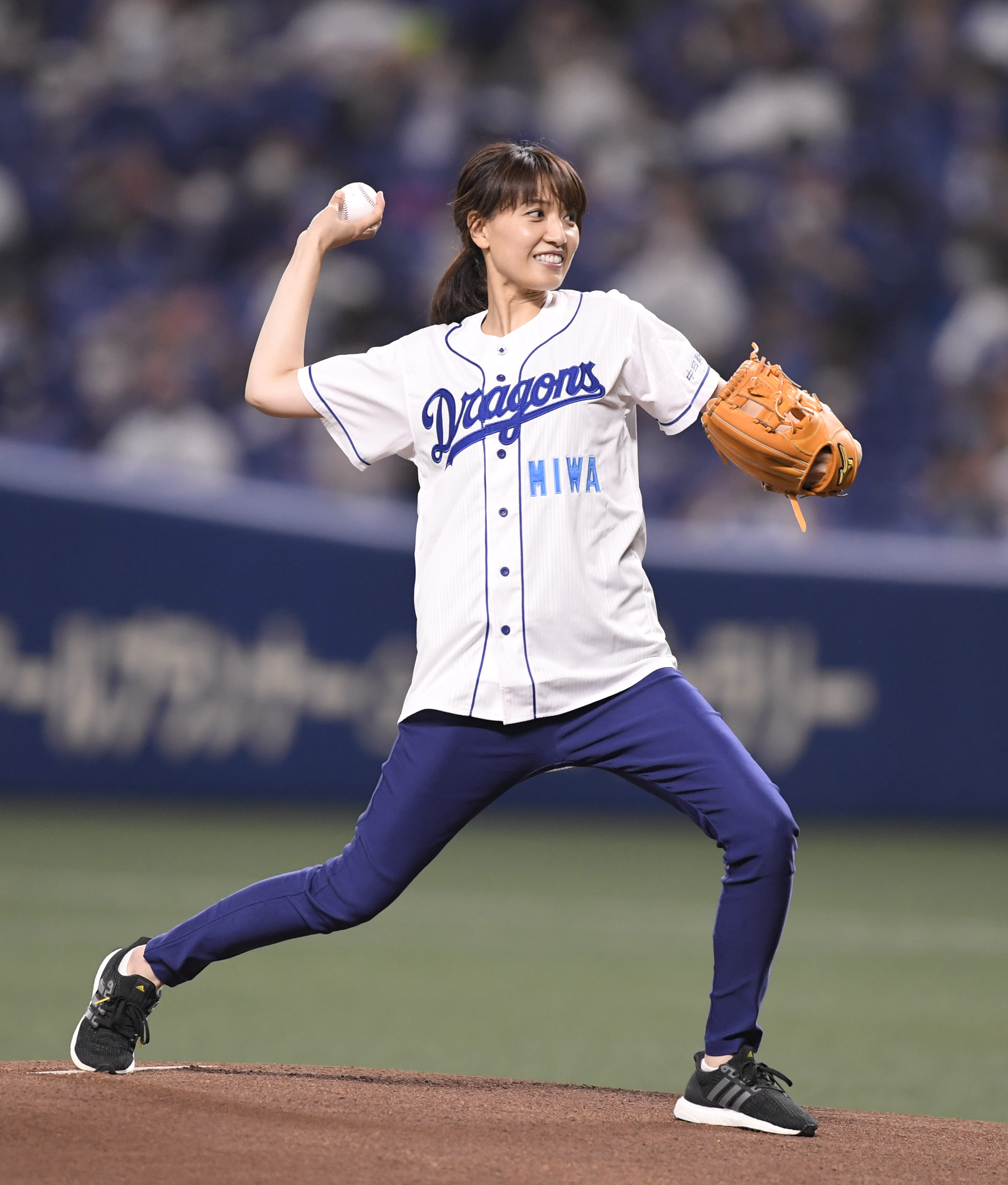 浅尾美和が始球式 ドアラから 記念球 互いにひざつき 産経ニュース