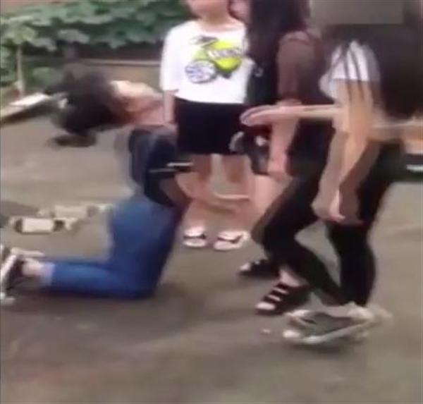 壮絶 中国 女子中学生の集団いじめ ひざまずかせビンタに蹴り 世界中から非難の声 産経ニュース