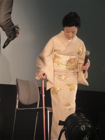 若尾文子 撮影で転んで足痛めていた つえをつき舞台あいさつ出席 サンスポ