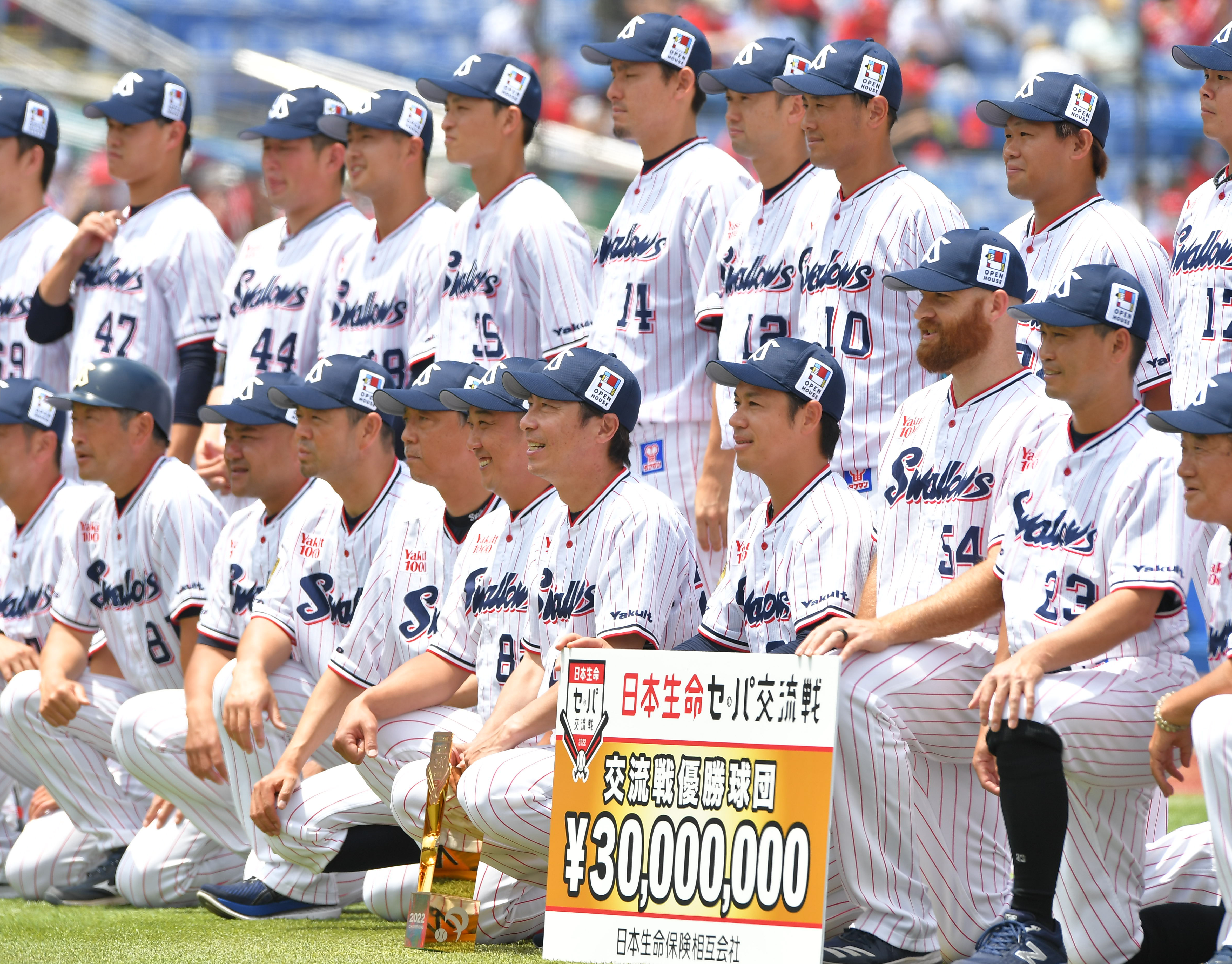 ヤクルトの交流戦優勝表彰式で粋な計らい 高津監督の要望で先発の石川