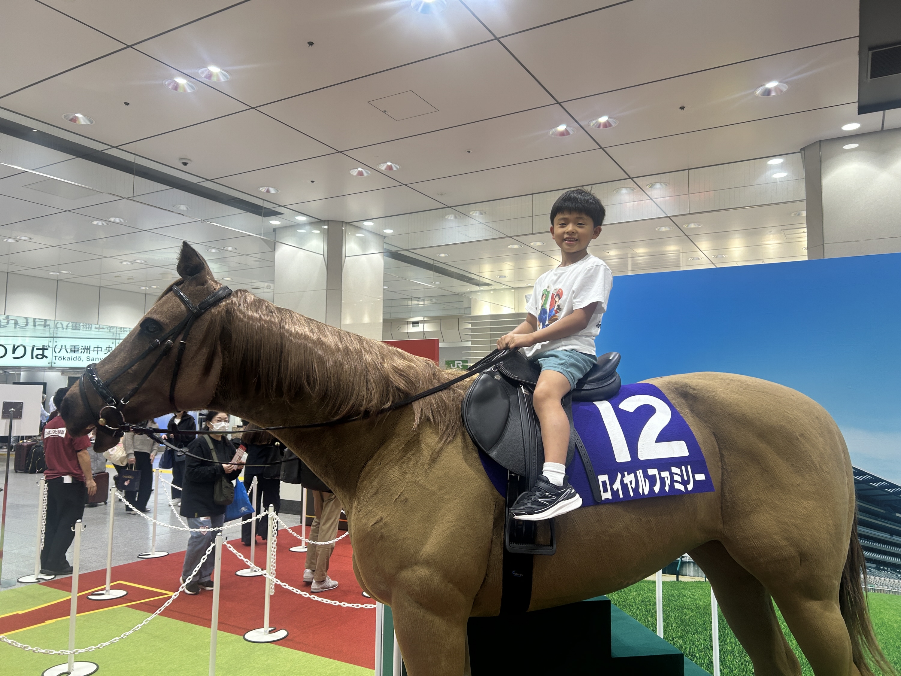 東京・八重洲に動く「ロイヤルファミリー号」馬ロボが登場！ 「街ナカ