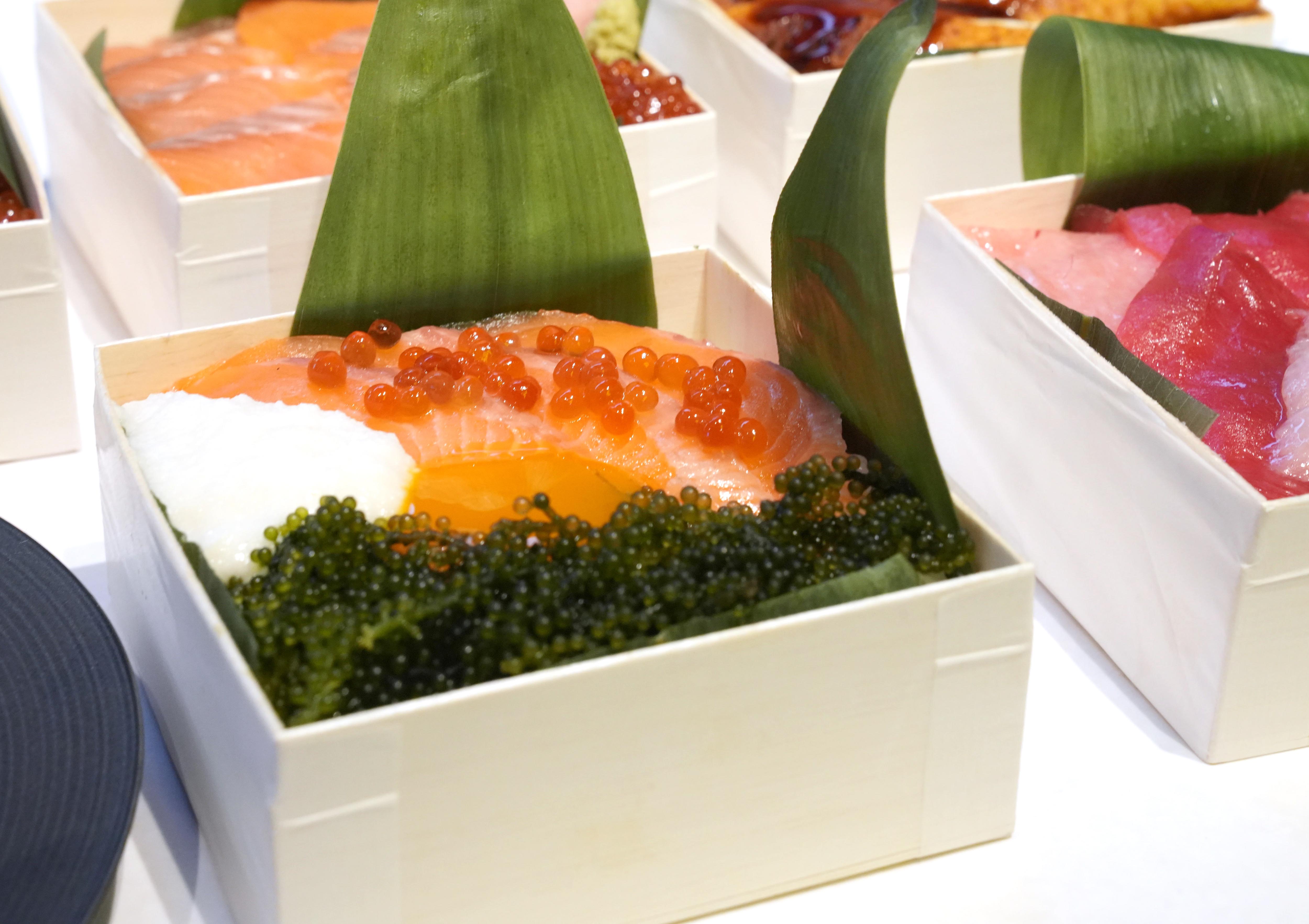 動画】迫力の立体看板にお好み焼き風ハンバーガー…万博で「食の都」PR