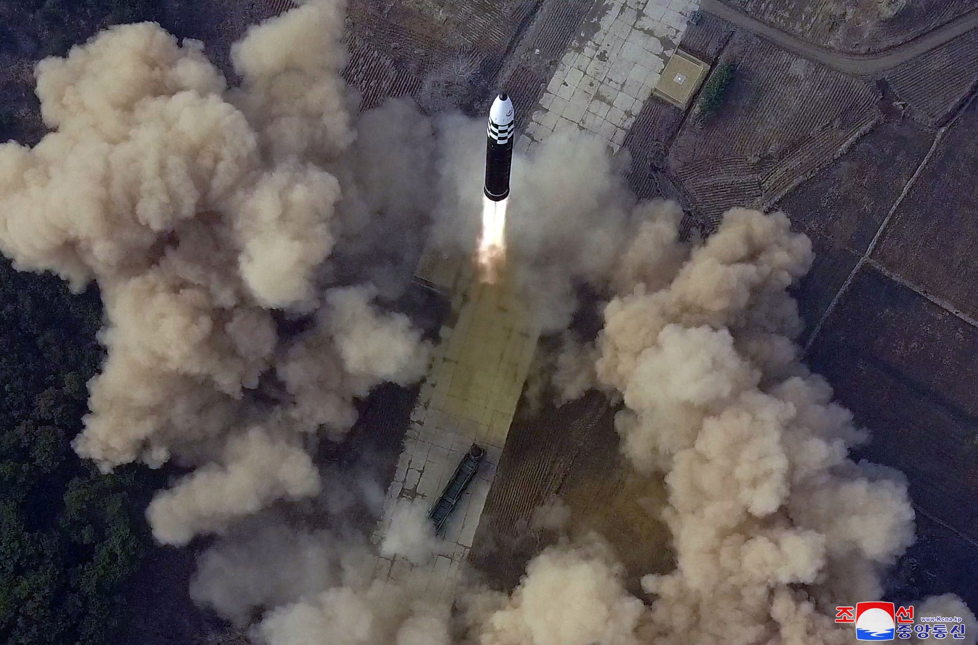 フォト特集】「火星17」の写真公開 北朝鮮、新型ICBM - 産経ニュース