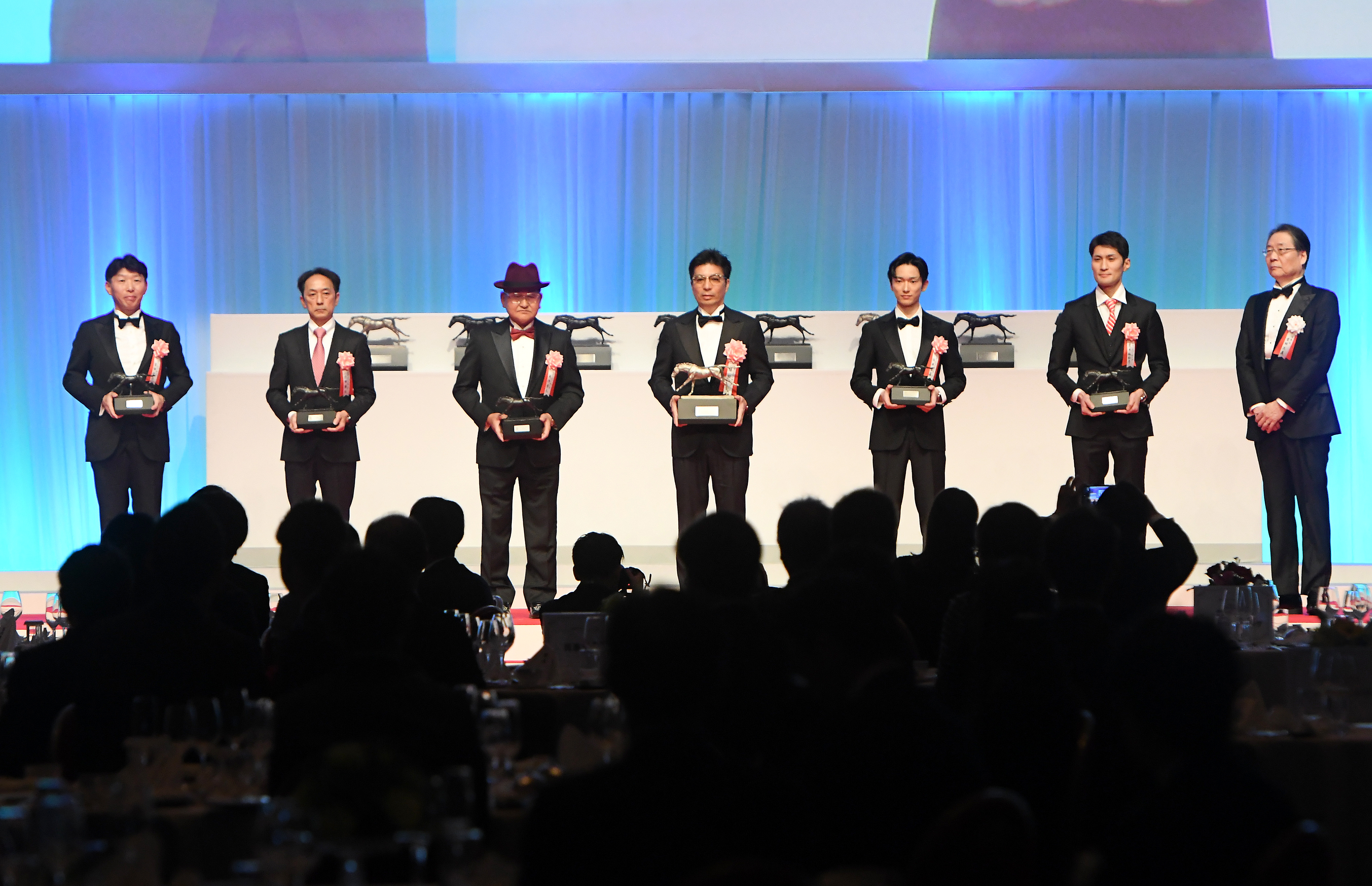 フォーエバーヤング　JRA賞 デジタルフォト フォーエバーヤング快挙!27年ぶり6頭目のJRA賞トリプル受賞 最優秀