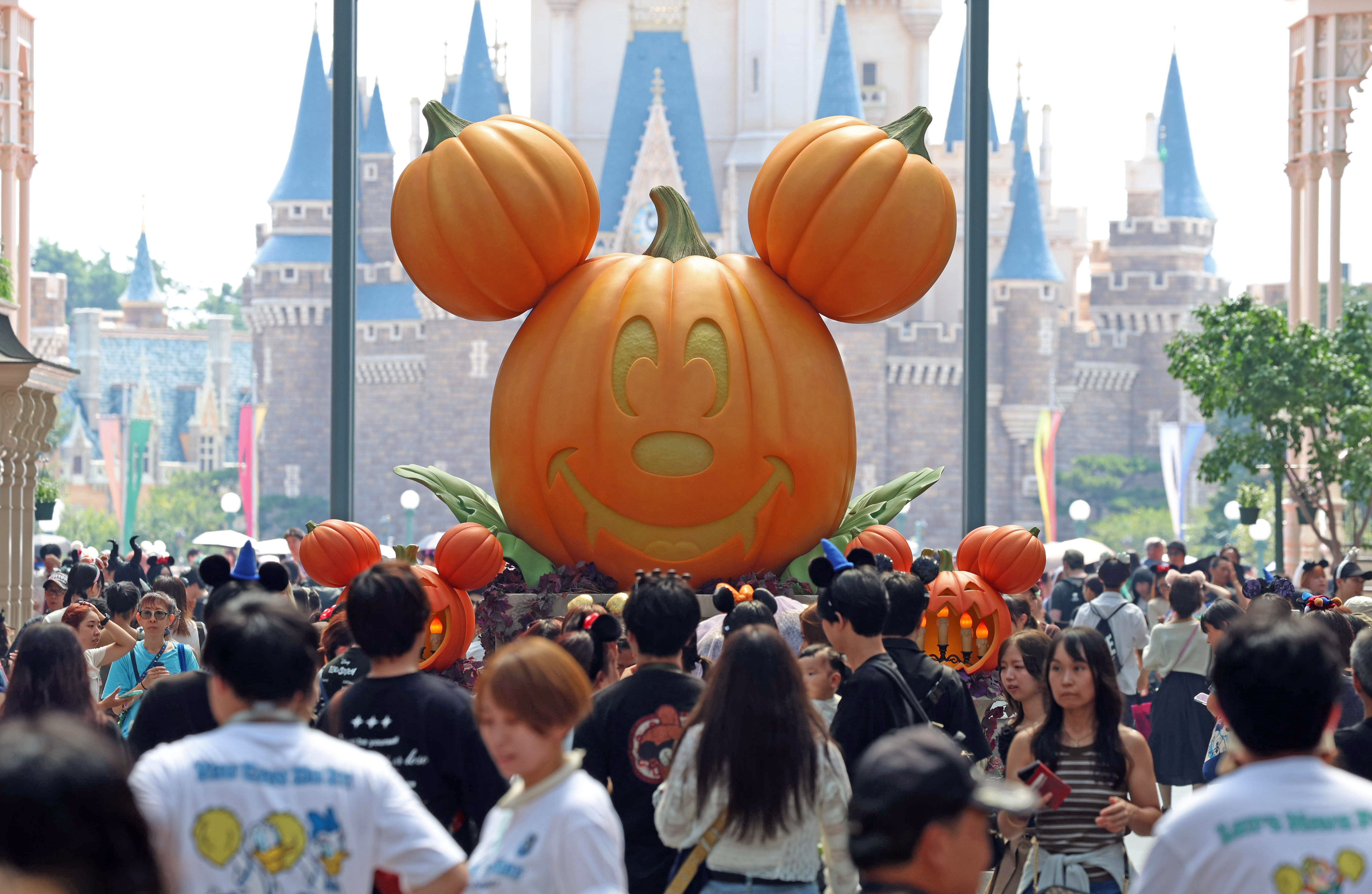 ディズニー・ハロウィーン」イベント開幕 “悪役”キャラのパレードや
