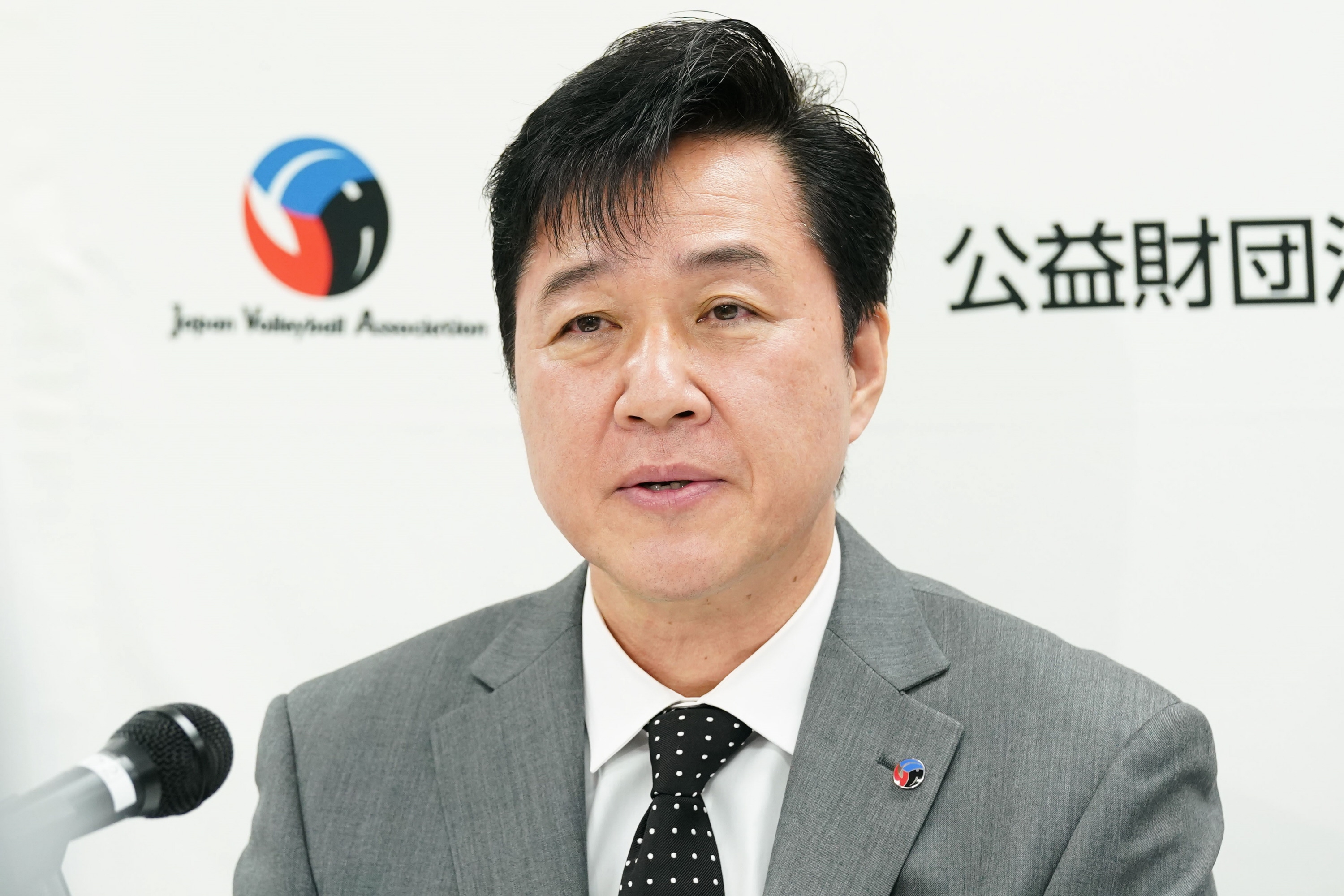 川合俊一会長、アテネ五輪金メダリストとの写真公開「連日の日焼けとお