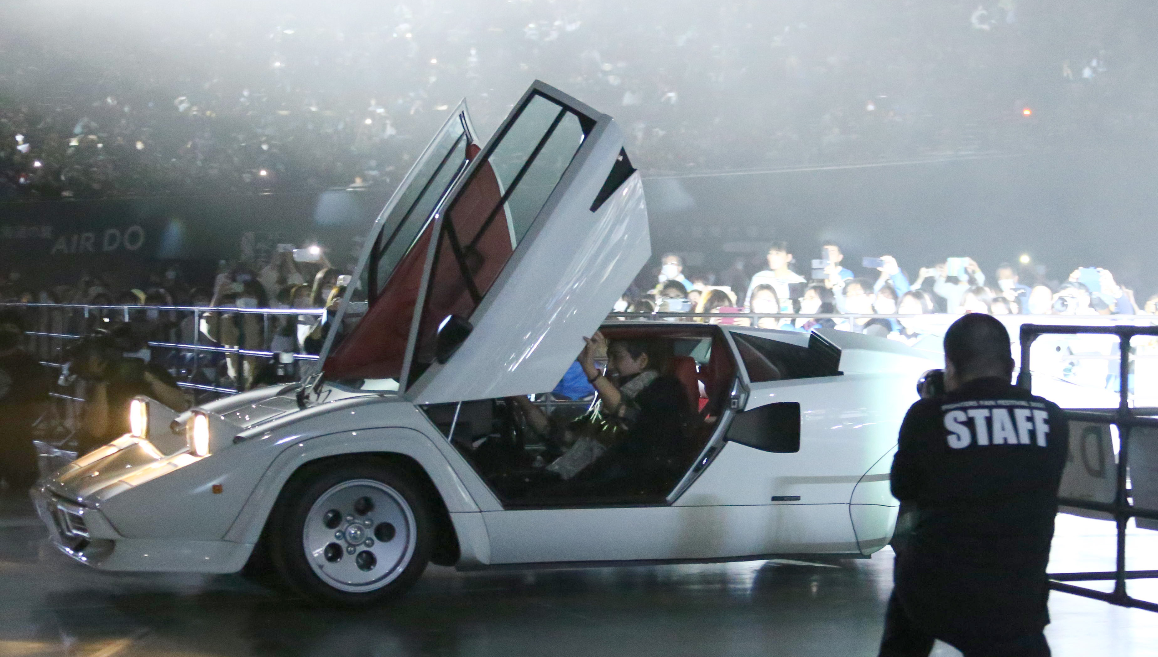 日本ハム・新庄ビッグボスがランボルギーニで登場 札幌ファンフェスタ