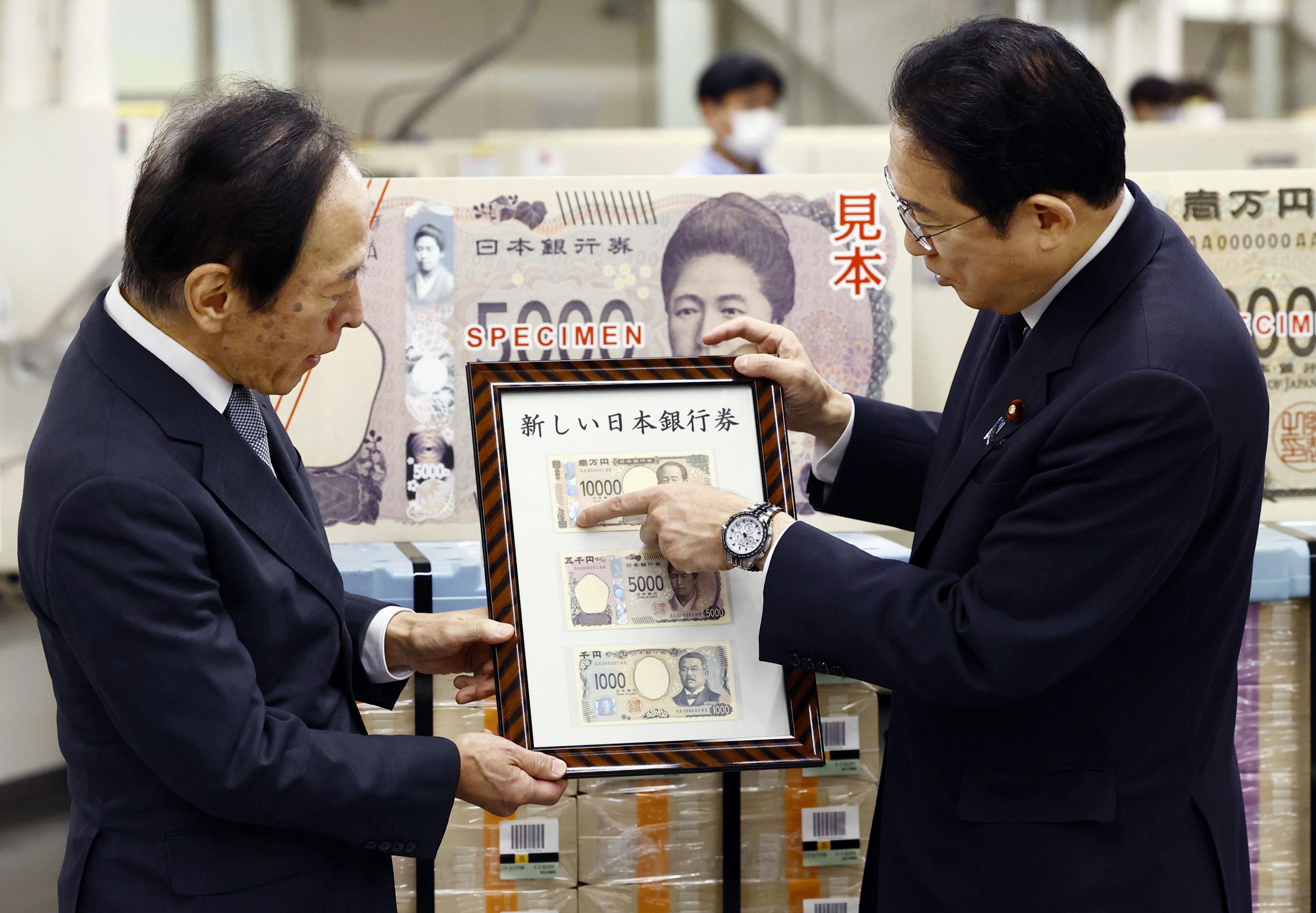 発券開始！」 日銀本店で新紙幣発行開始記念式典 金融機関に早速