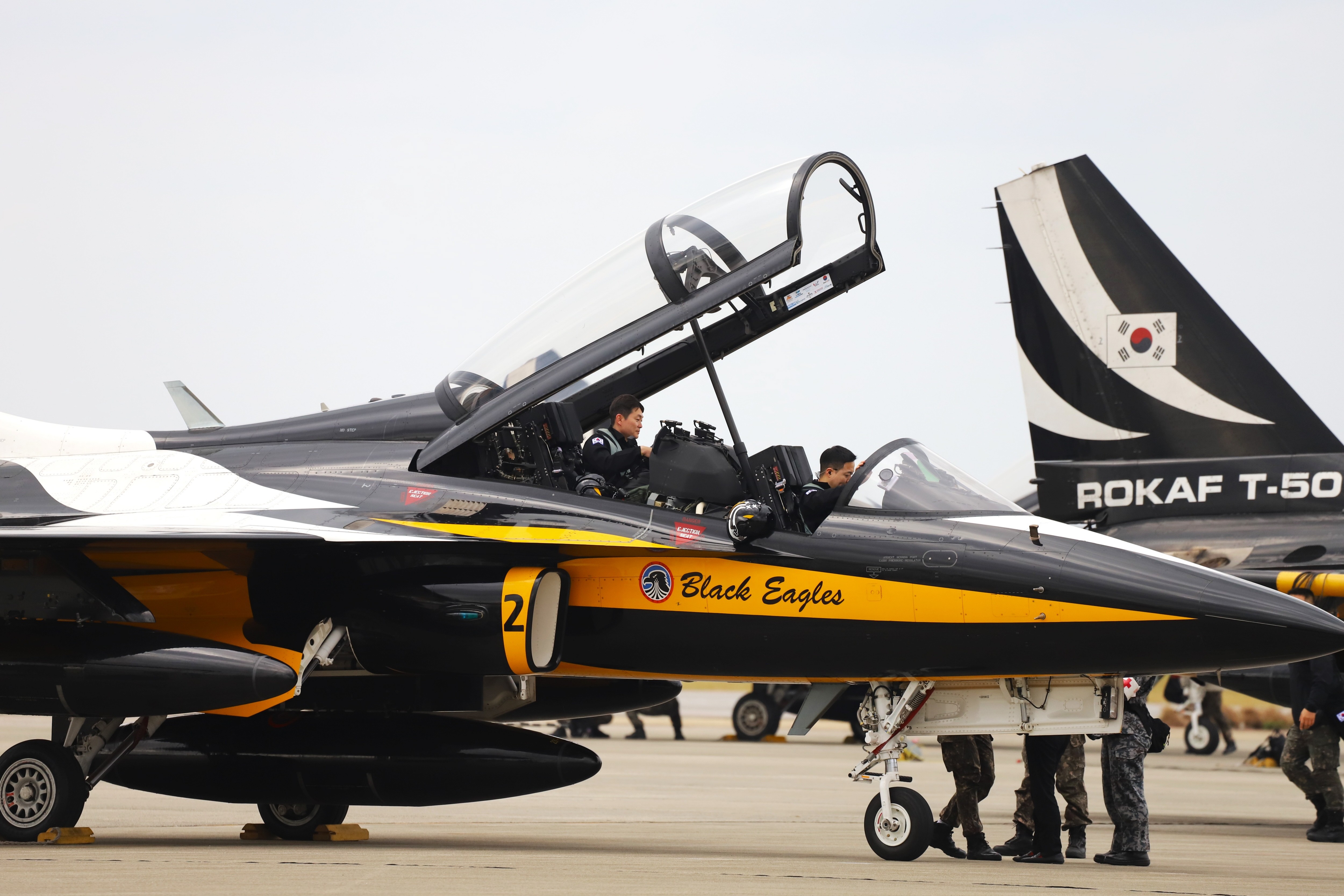 韓国空軍の曲技飛行隊が空自「ブルーインパルス」と交流 給油のため