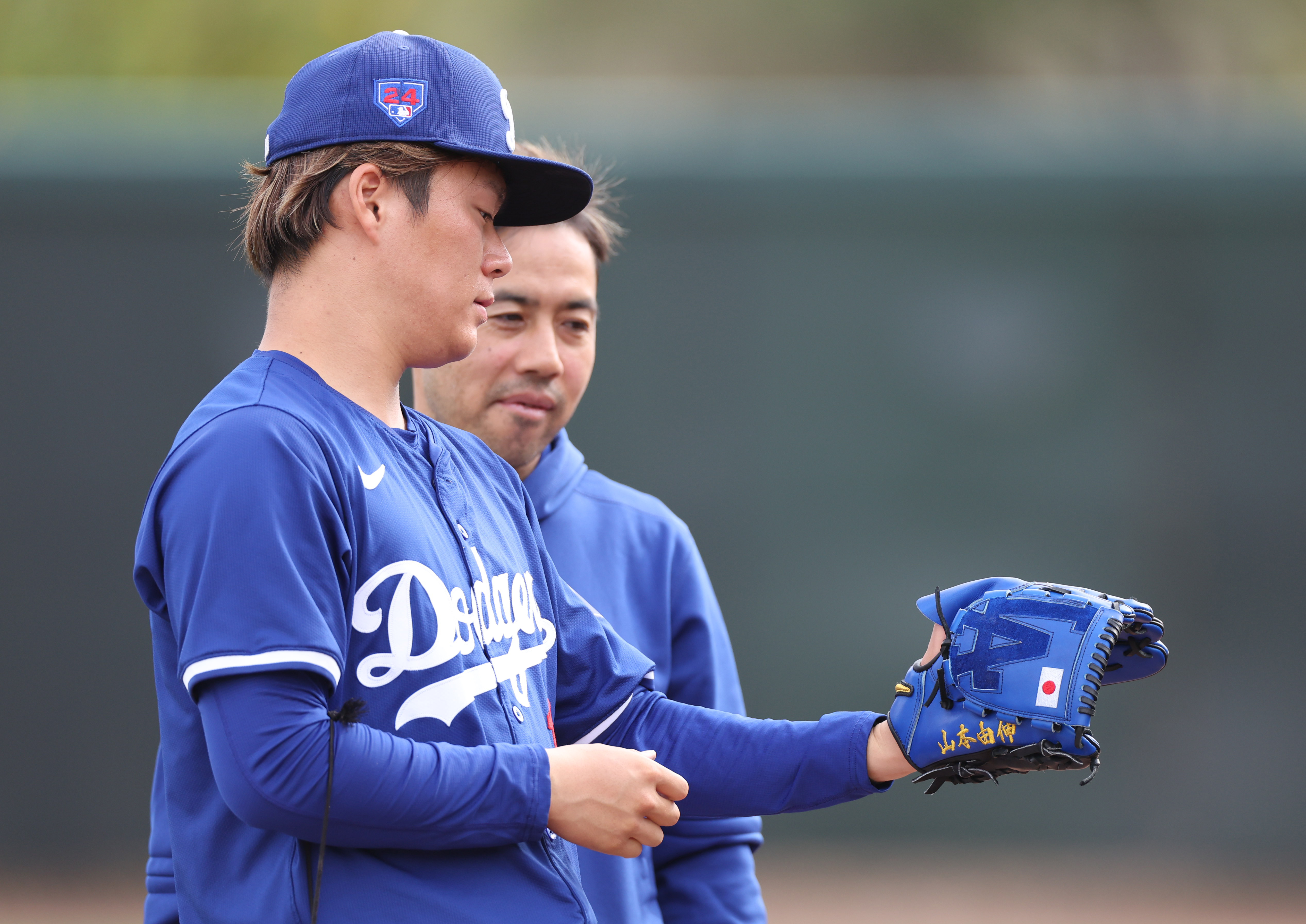 新調グラブに「日の丸」「LA」 山本由伸、キャッチボール - 産経