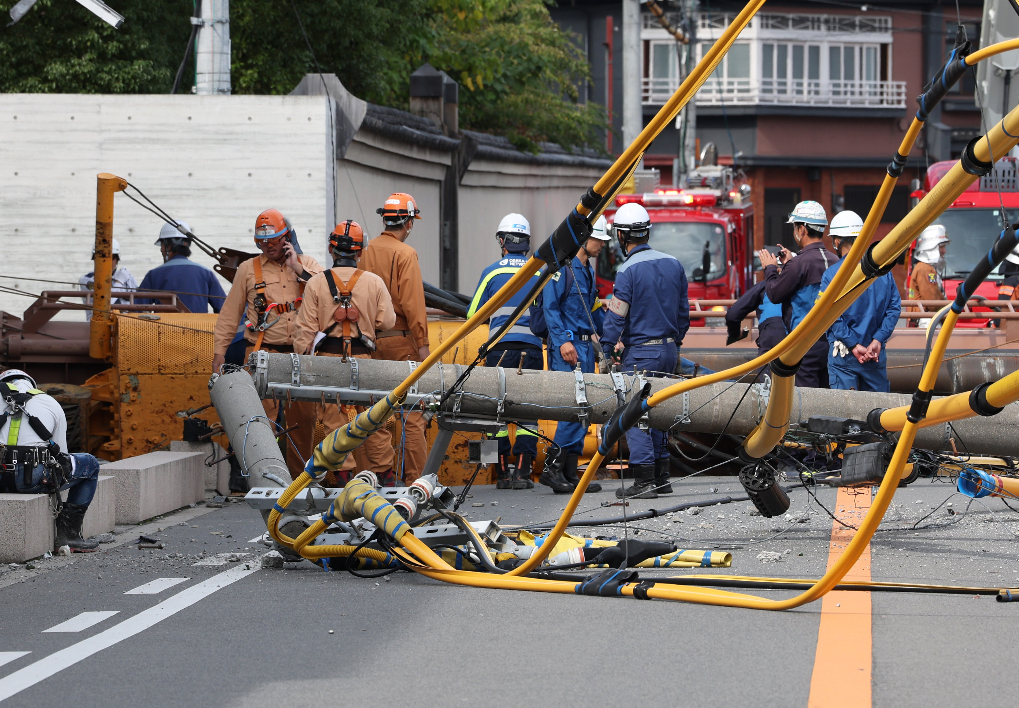 ☆本日修了　玉置台 大阪・都島区の「太閤園」跡地で重機横転 電柱折れる 1人がけが
