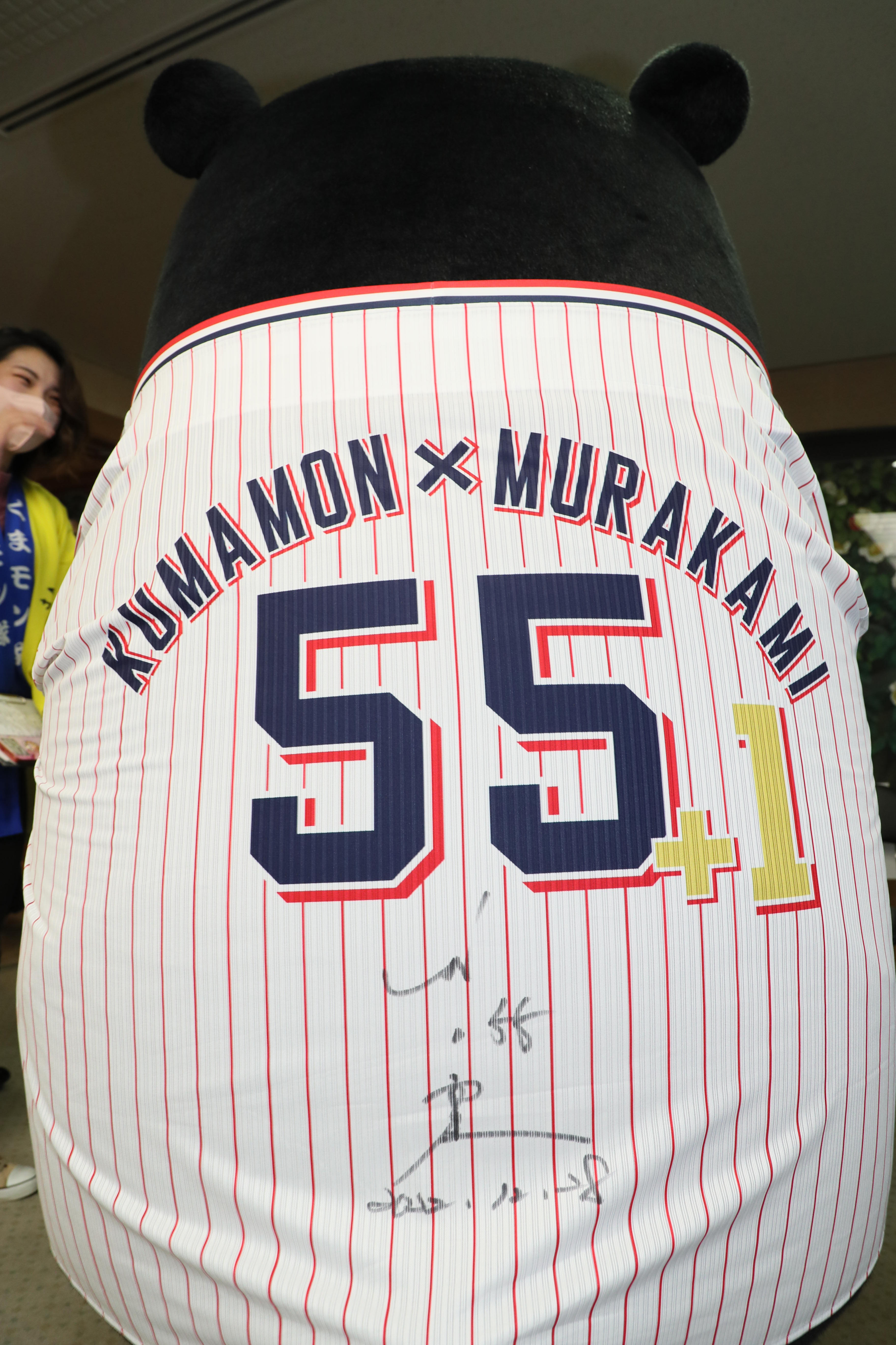フォト】村上、くまモンからメダル WBCで「世界一」 県民栄誉賞贈呈