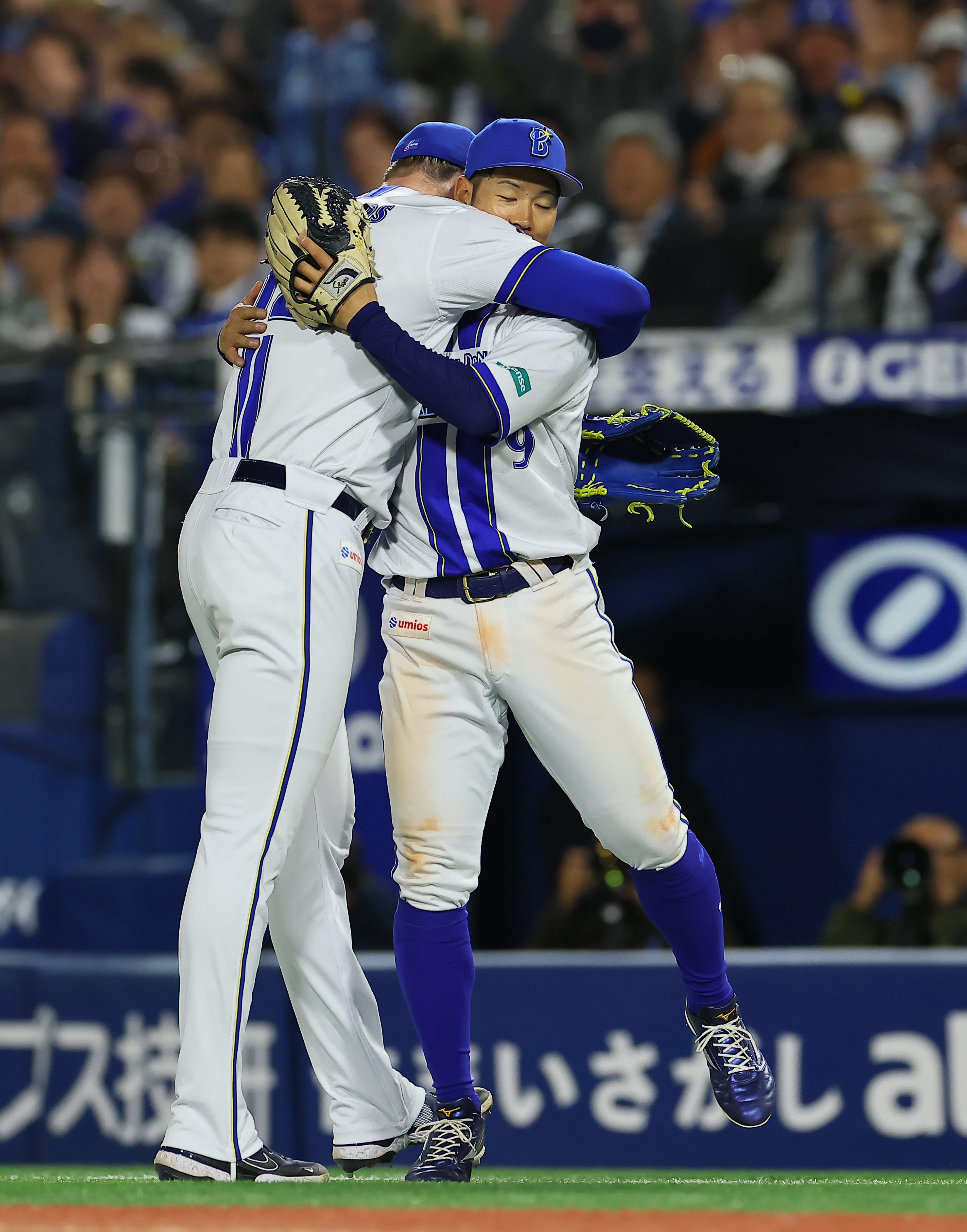 DeNA・京田陽太が満塁ピンチで好プレー 投手のレイノルズからはハグで