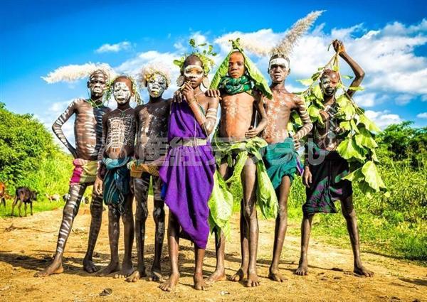 写真集チラ見せ】カラフルなエチオピア裸族を女流写真家・ヨシダナギが撮った！『ＳＵＲＩ ＣＯＬＬＥＣＴＩＯＮ』（2/2ページ） - 産経ニュース