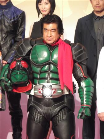 70歳の藤岡弘、仮面ライダースーツ姿を披露「45年の時を越えて帰っ