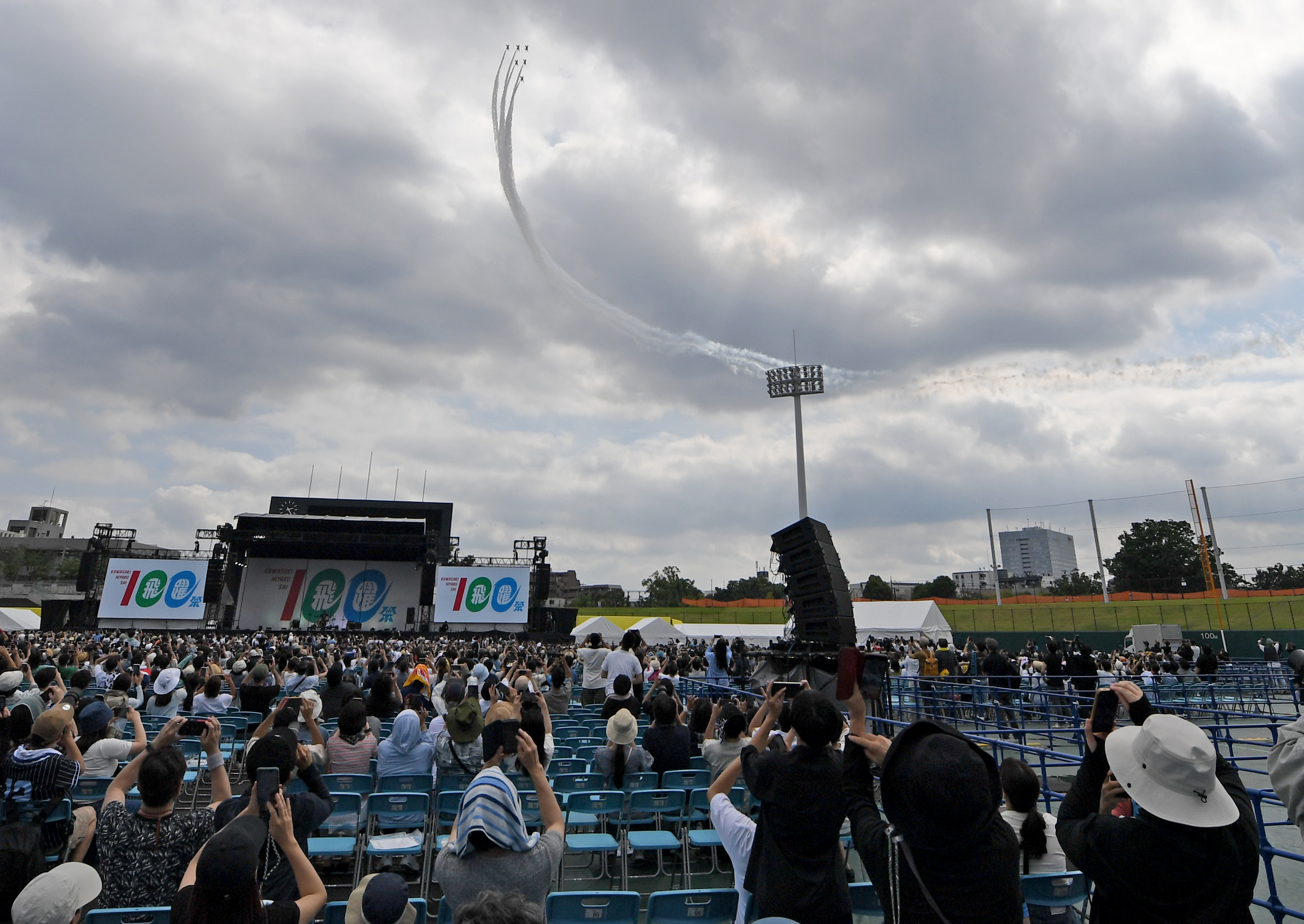 動画】川崎上空にブルーインパルス 市制100周年で展示飛行（写真