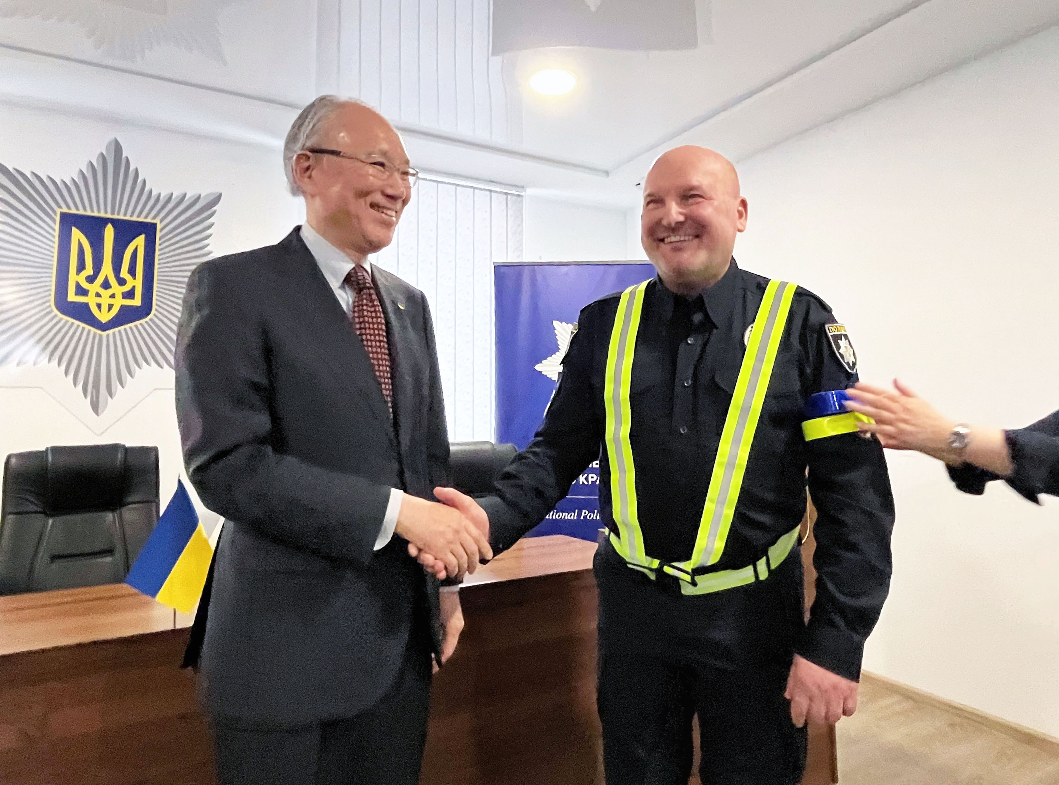 ウクライナに反射材ベスト引き渡し 日本支援 - 産経ニュース