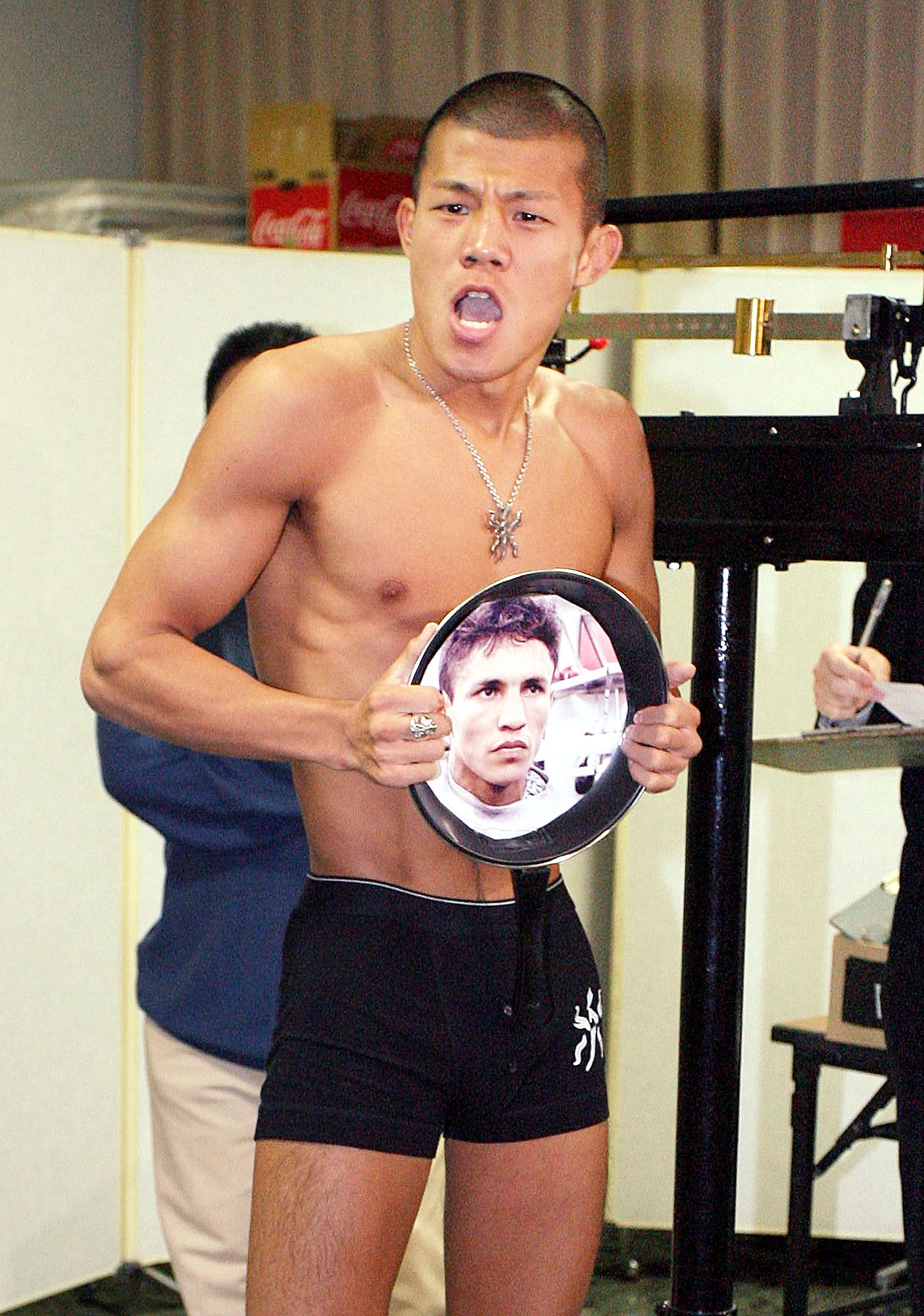 ボクシング】亀田興毅氏「意外とこのフライパンは曲げやすい