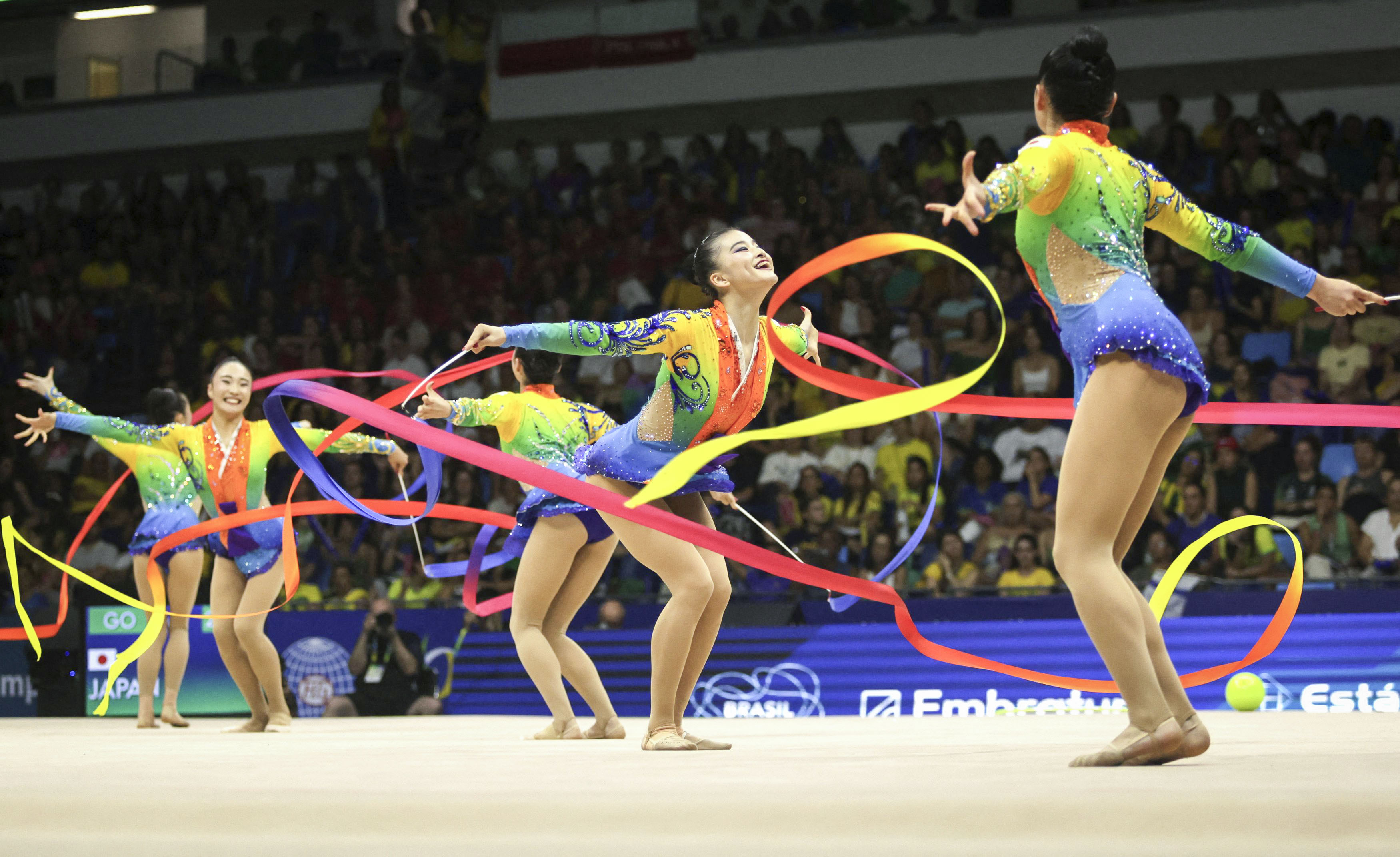 新体操の世界選手権で日本が団体総合「金」 初の快挙、4大会ぶり表彰台