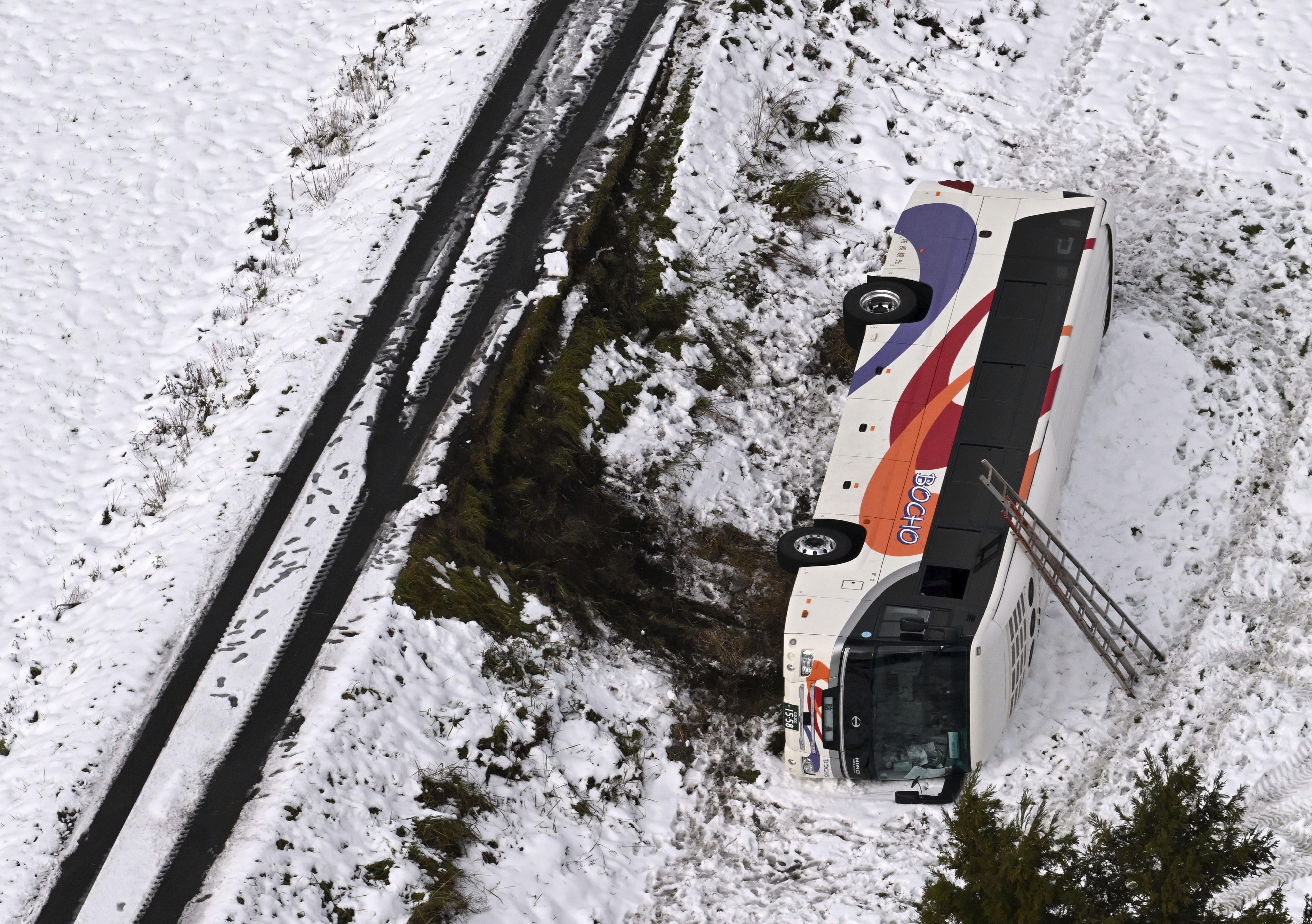 岡山で40人超乗る観光バスが横転、約10人が軽傷 積雪でスリップか