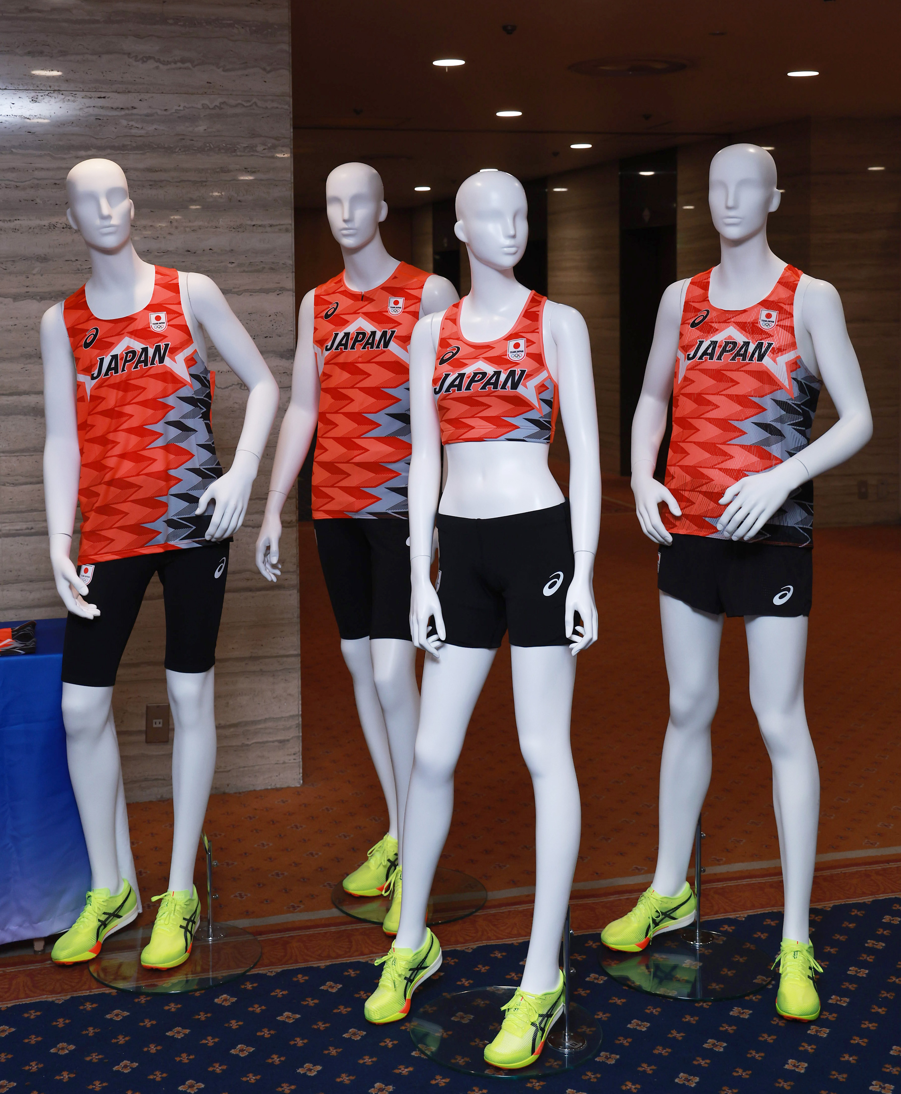 アシックス、パリ五輪オフィシャルウエア発表 サンライズレッドをキー