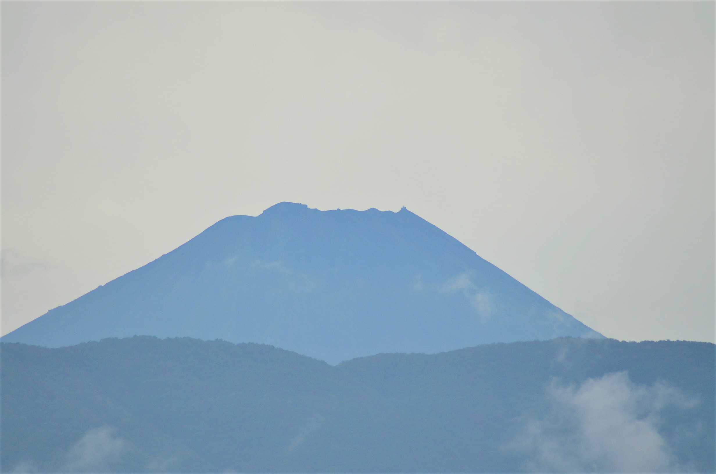 冠雪の富士山と快晴の空のイメージ、富士山曼荼羅の中の一点。 KUHUVGIR2ZML7GRAYTJ3LGFSO4.jpg