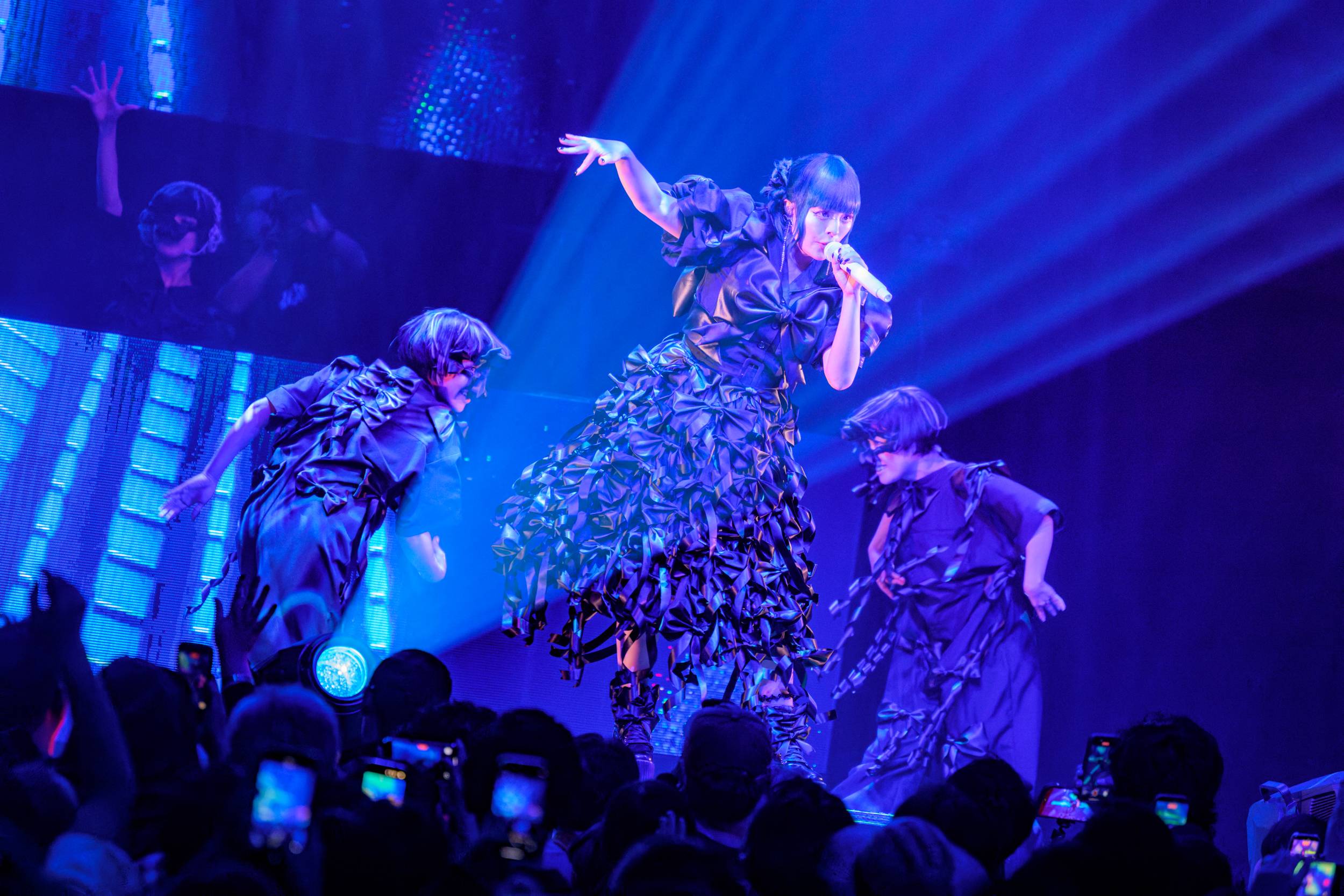 イベント　ステージ撮影　ハロウィン特別な存在感を求められるシーンにも最適 浴衣 きゃりーぱみゅぱみゅ、ハロウィーンイベントで全身ブラックリボンのド