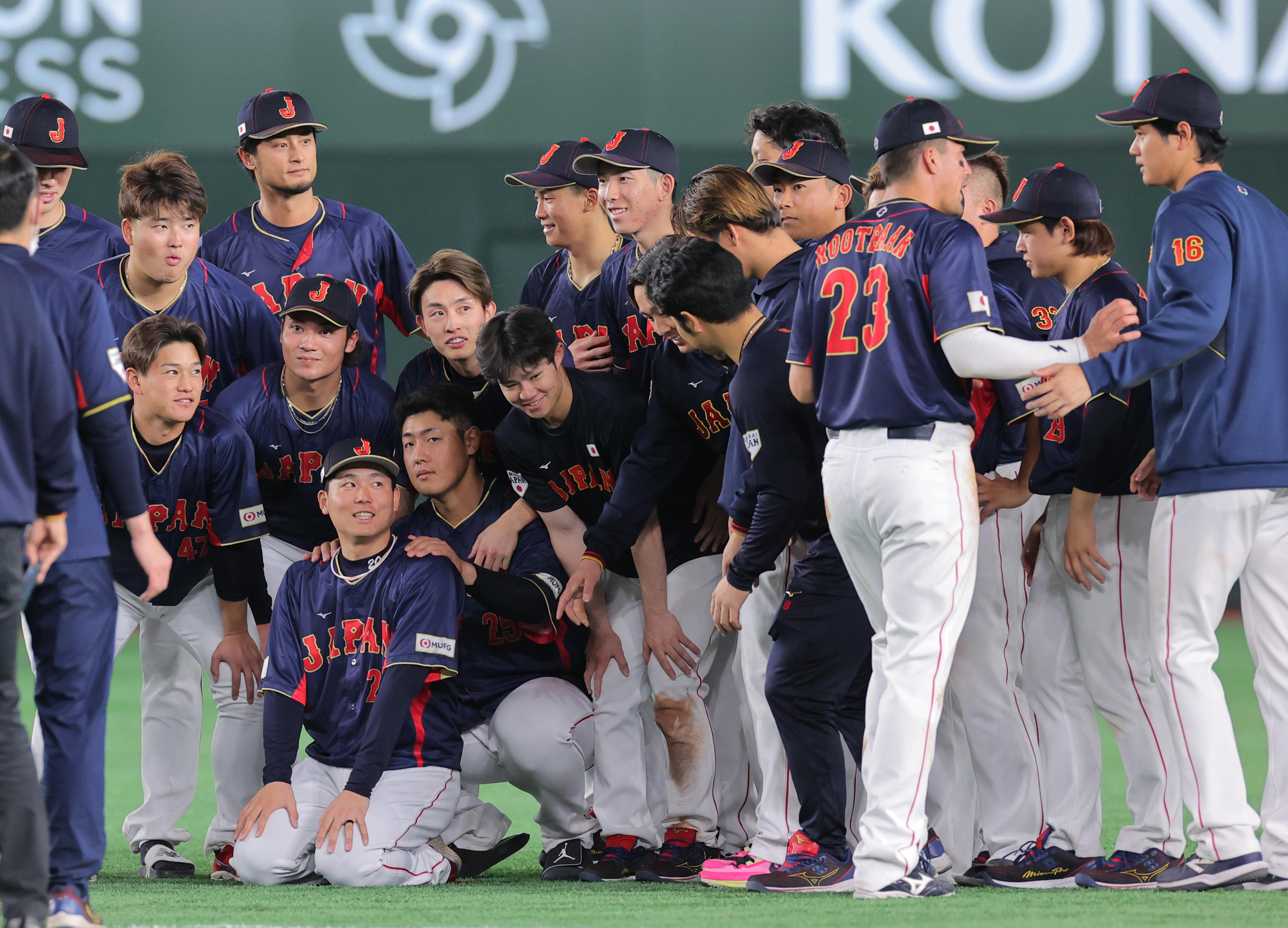 侍ジャパン、1次リーグ全勝後のグラウンドで栗林良吏の〝惜別会〟 腰