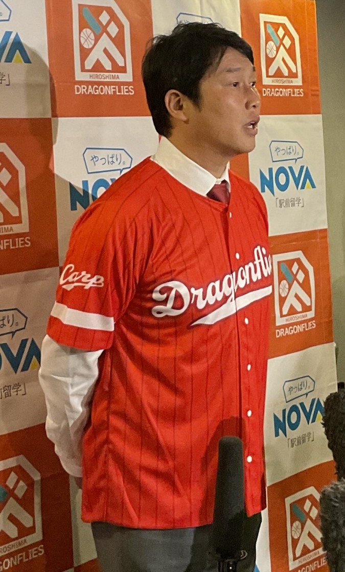 広島・新井監督がBリーグ・広島のセレモニーに　フリースローに挑戦「楽しかったが、入れたかった」