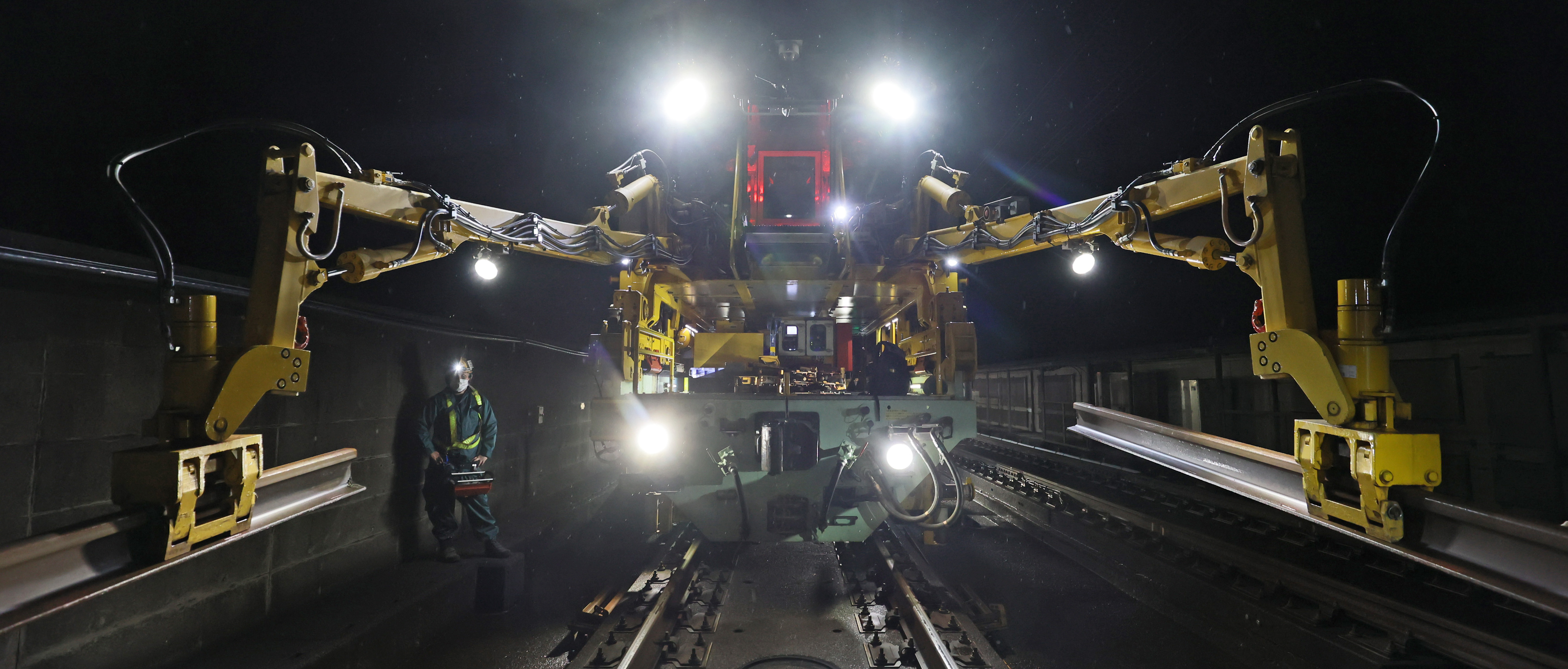 動画】深夜のレール交換「REXS・レールマニピュレータ」活躍 東北