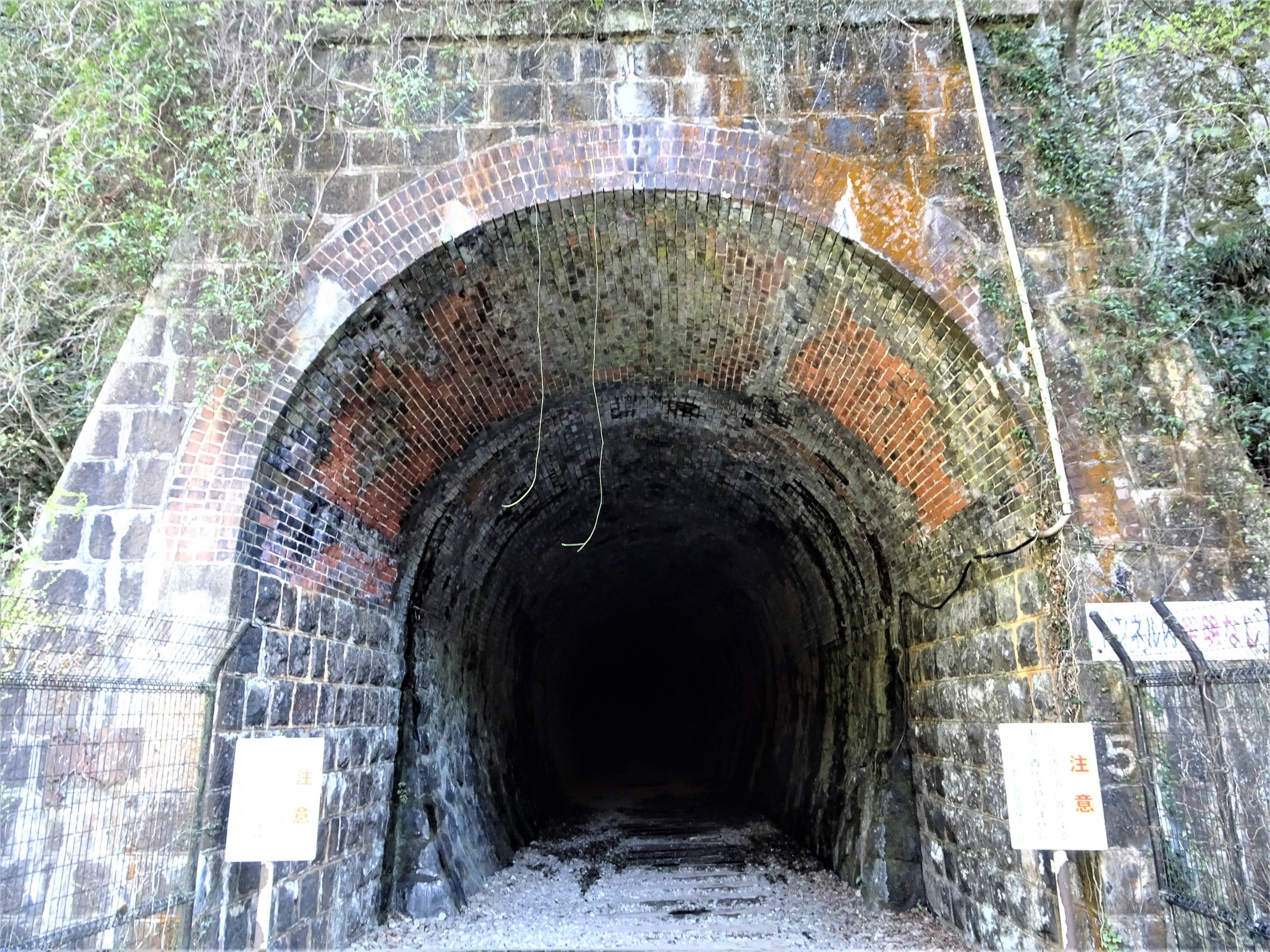 3分の2がトンネル内「兵庫の秘境駅」JR武田尾 新緑を愛で廃線跡 