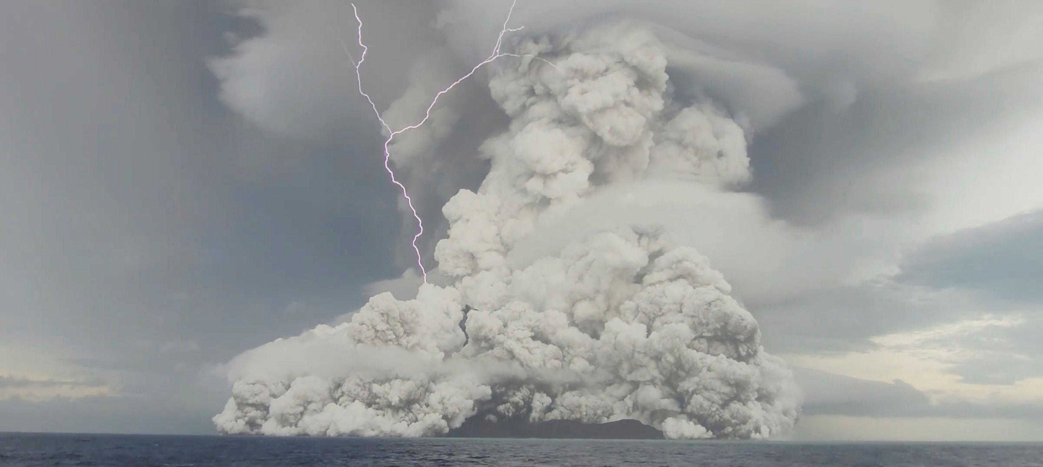 動画 巨大な噴煙に稲妻 トンガ火山噴火時の映像公開 豪 ｎｚは調査に乗り出す イザ